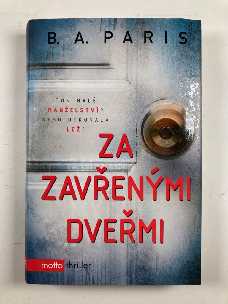 Levně Za zavřenými dveřmi Pevná