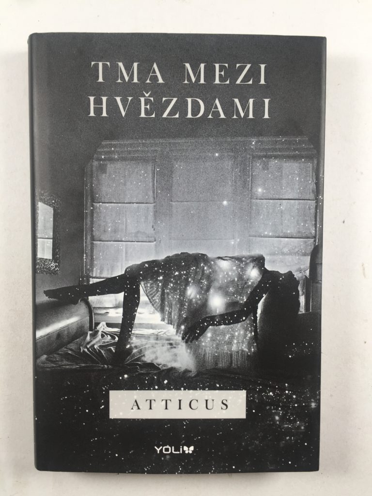 Levně Tma mezi hvězdami Pevná