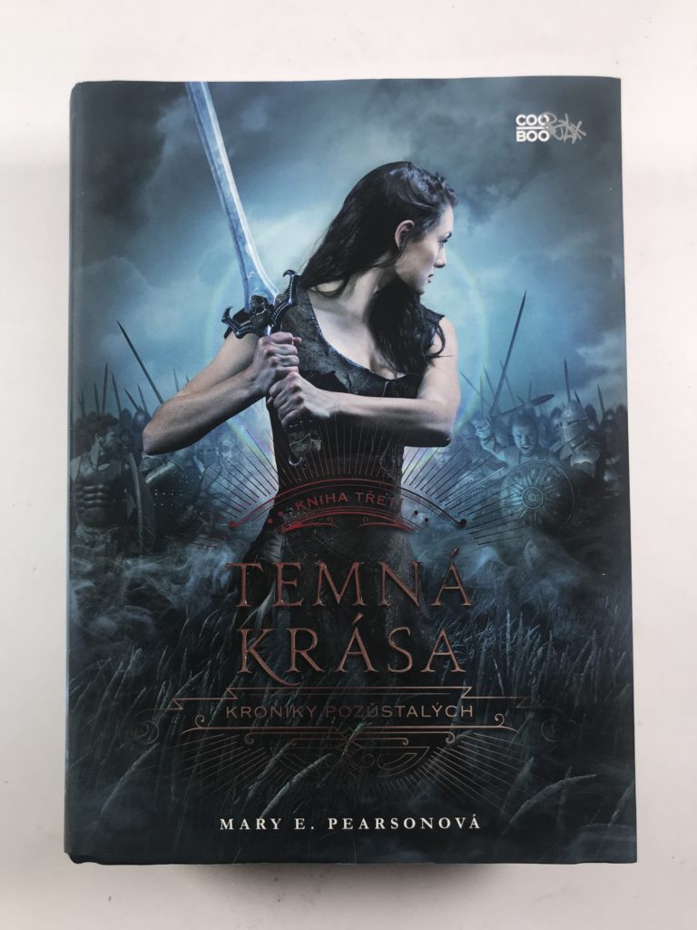 Levně Kroniky pozůstalých: Temná krása (3) Pevná (2018)
