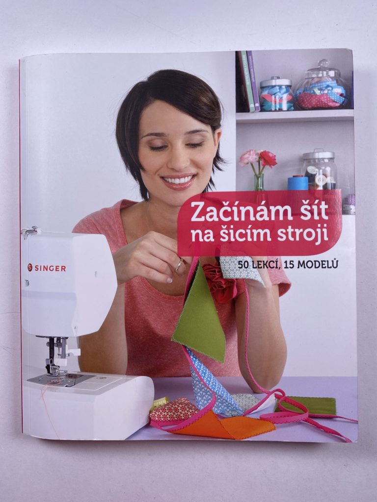 Levně Začínám šít na šicím stroji - 50 lekcí, 15 modelů