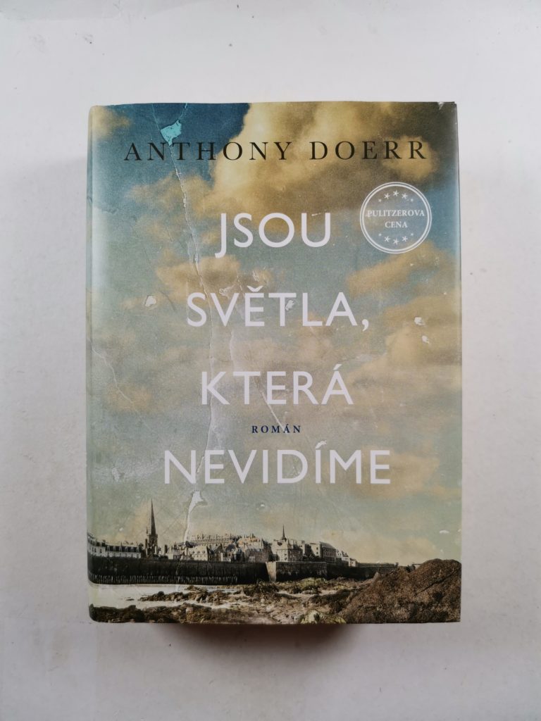 Levně Jsou světla, která nevidíme Pevná (2020)