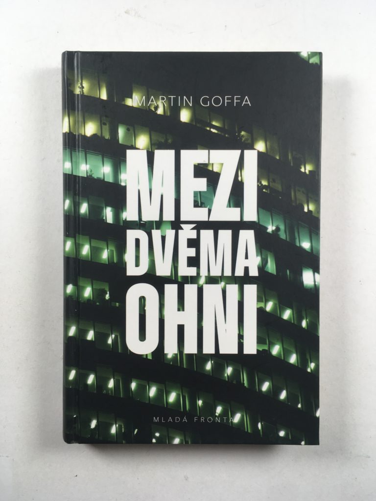 Levně Mezi dvěma ohni Měkká (2019)