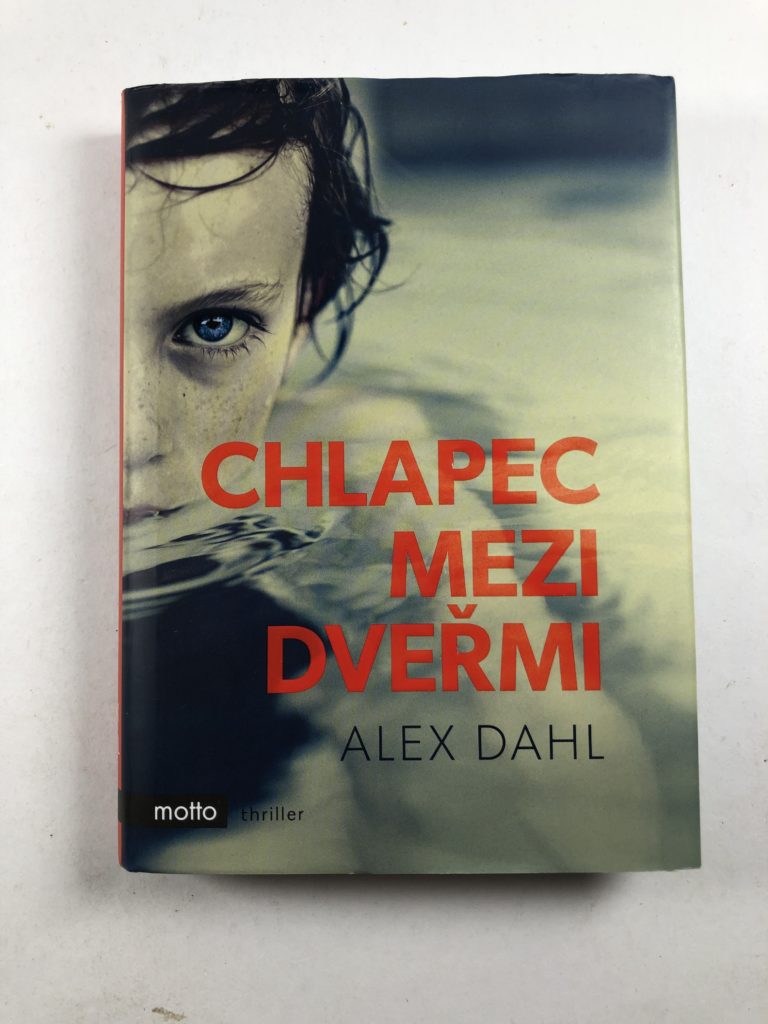 Levně Chlapec mezi dveřmi