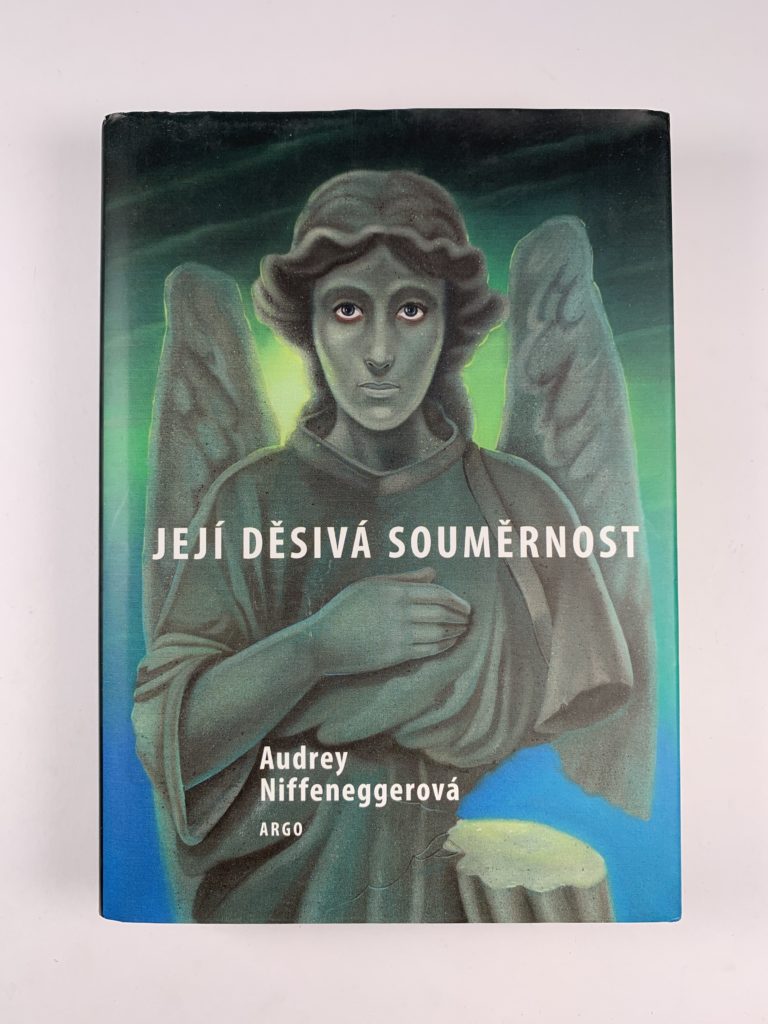 Její děsivá souměrnost