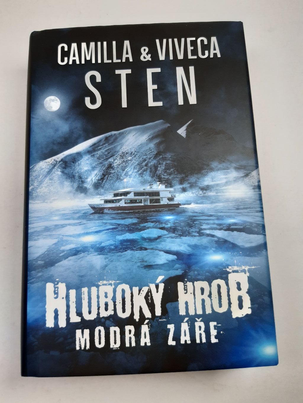 Levně Hluboký hrob: Modrá záře