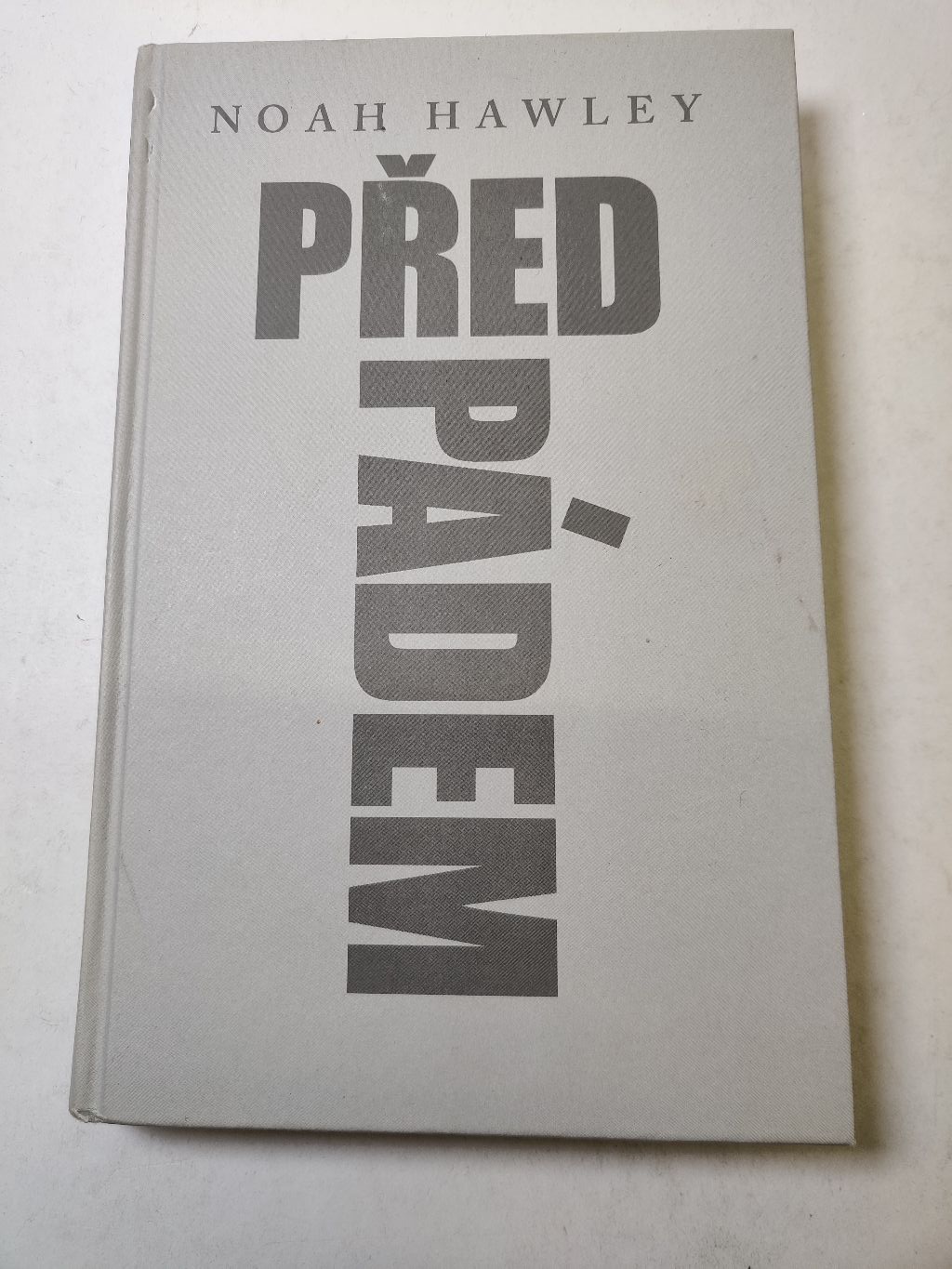 Před pádem Bez obalu