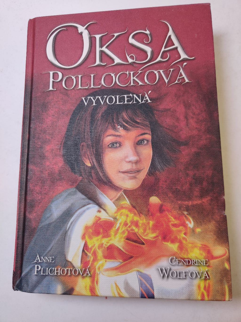 Oksa Pollocková: Vyvolená Bez obalu