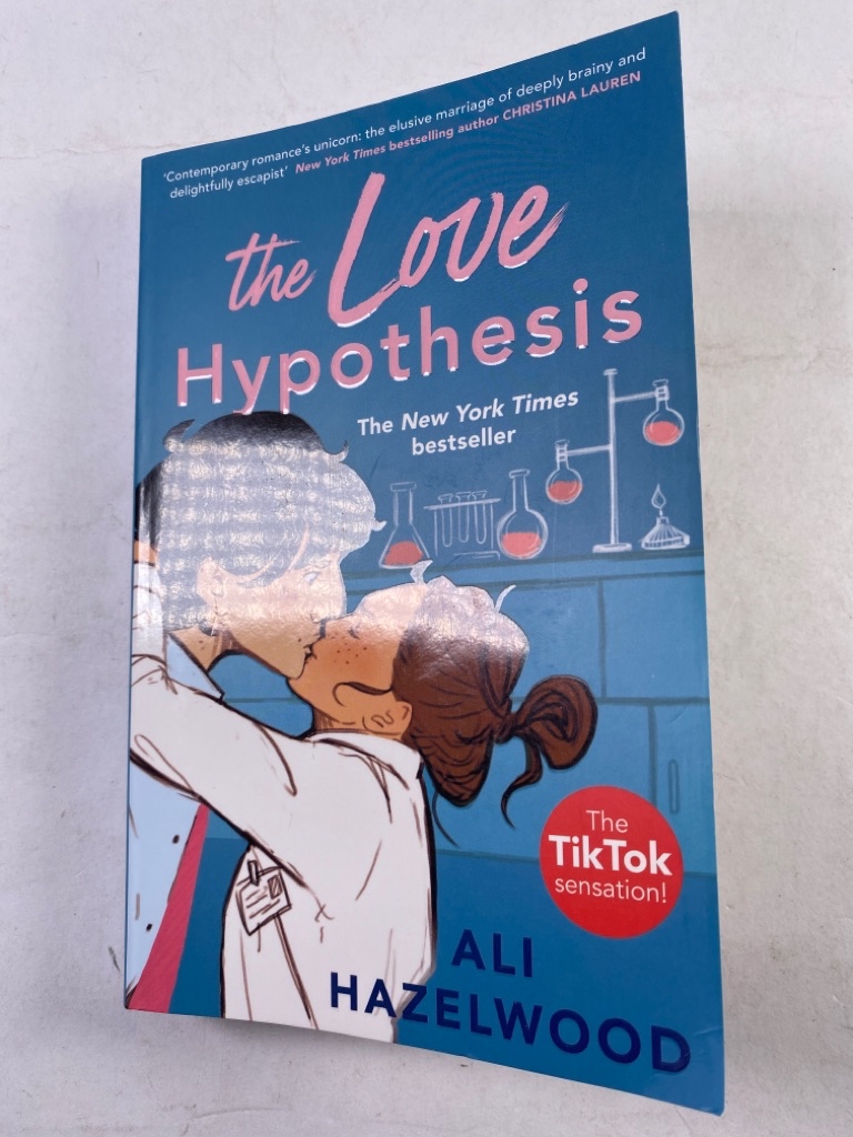 Levně The Love Hypothesis Měkká (2021)