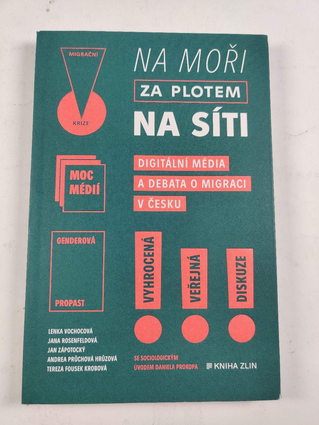 Levně Na moři, za plotem, na síti