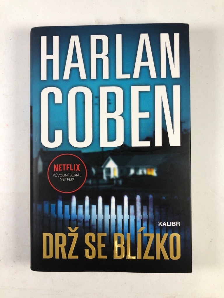 Drž se blízko Pevná (2022)