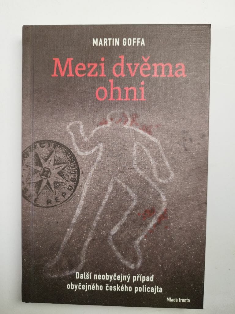 Levně Mezi dvěma ohni Pevná (2014)