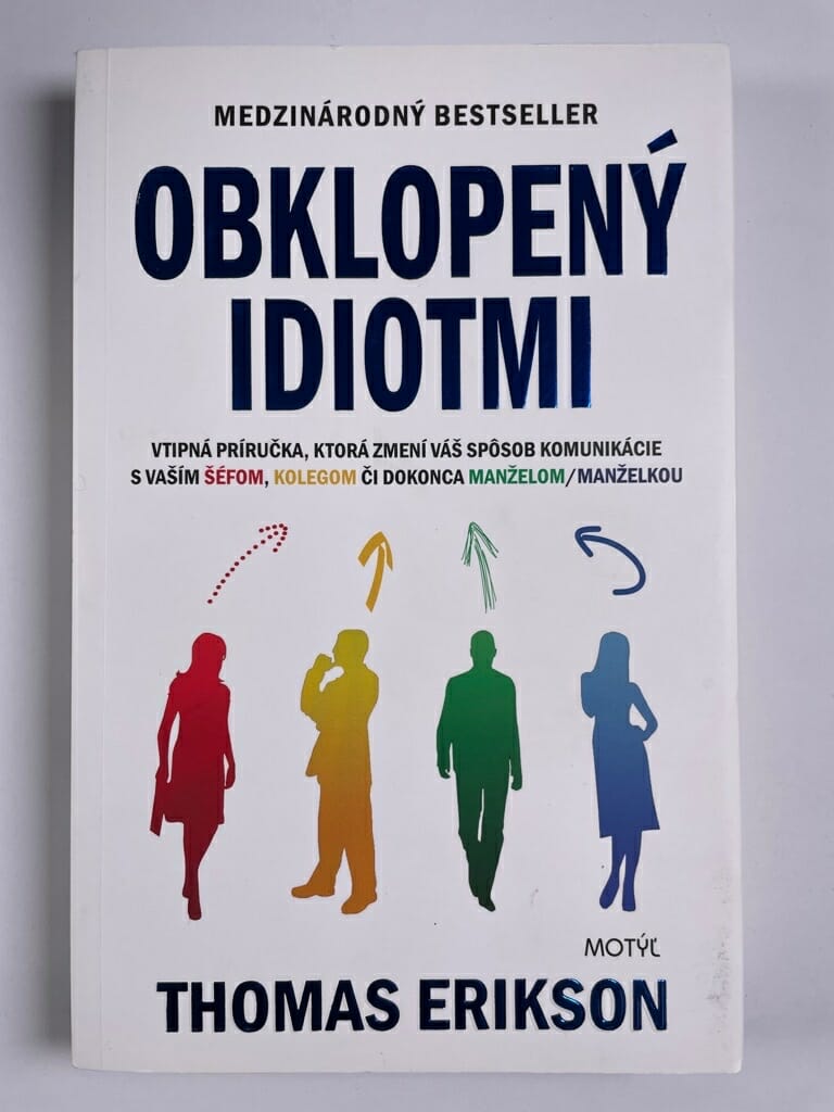 Levně Obklopený idiotmi