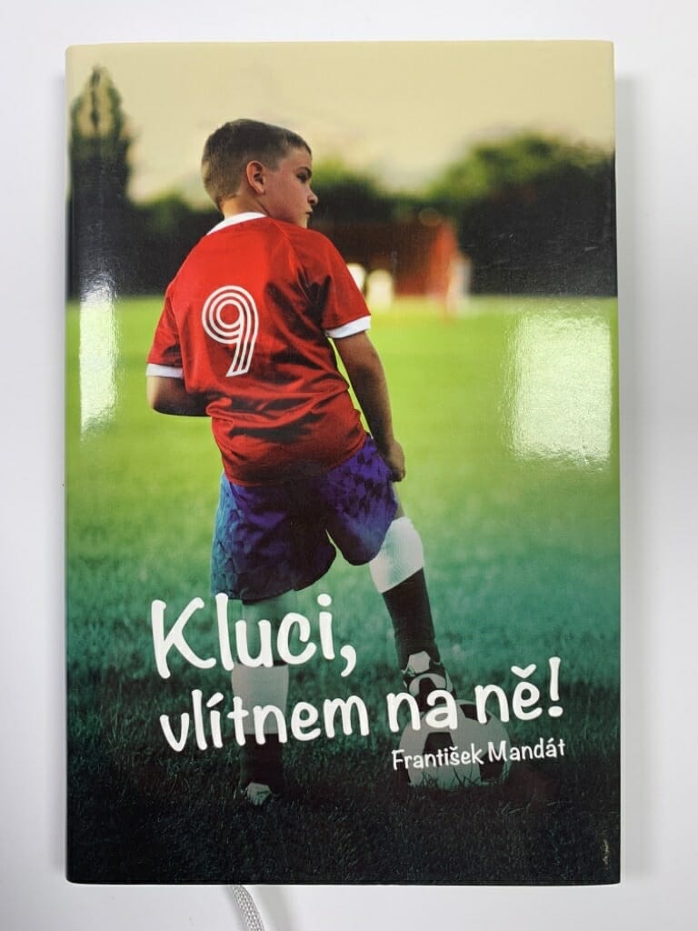 Levně Kluci, vlítnem na ně! Pevná