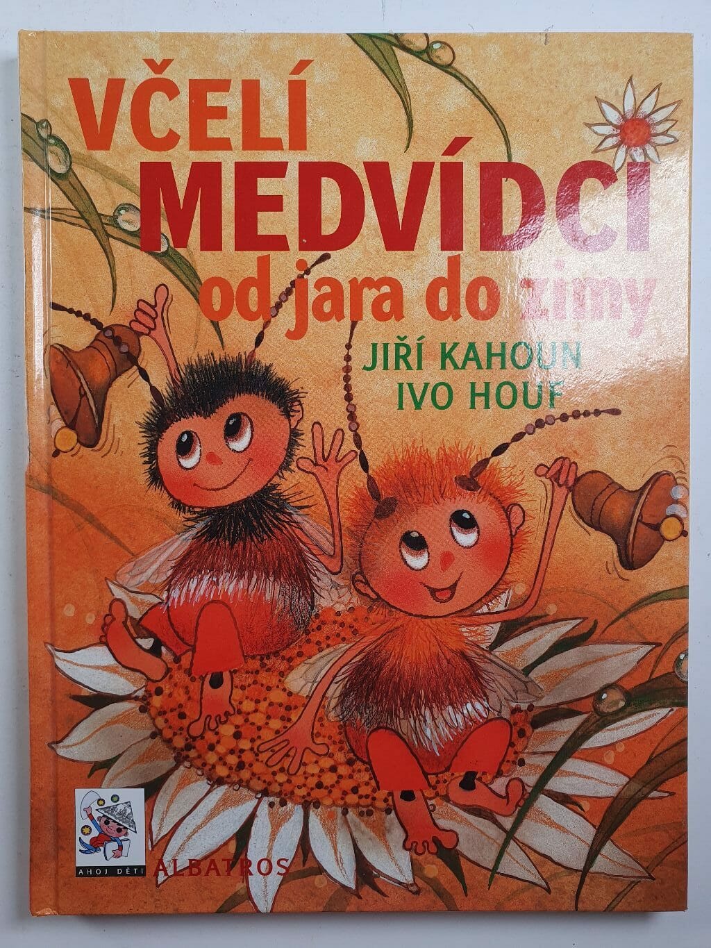 Levně Včelí medvídci od jara do zimy Pevná (2011)