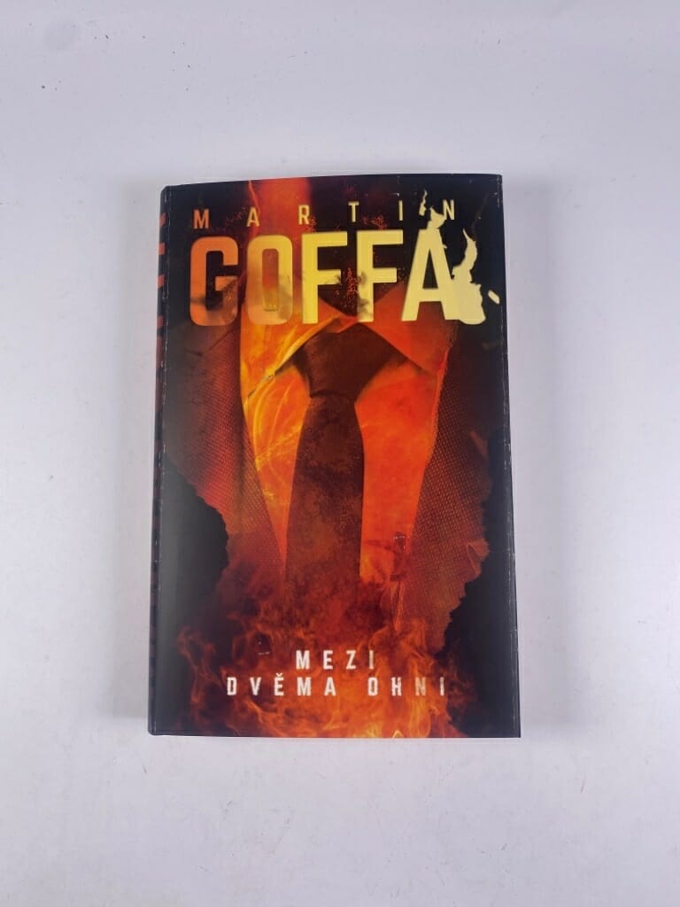 Levně Mezi dvěma ohni Měkká (2023)