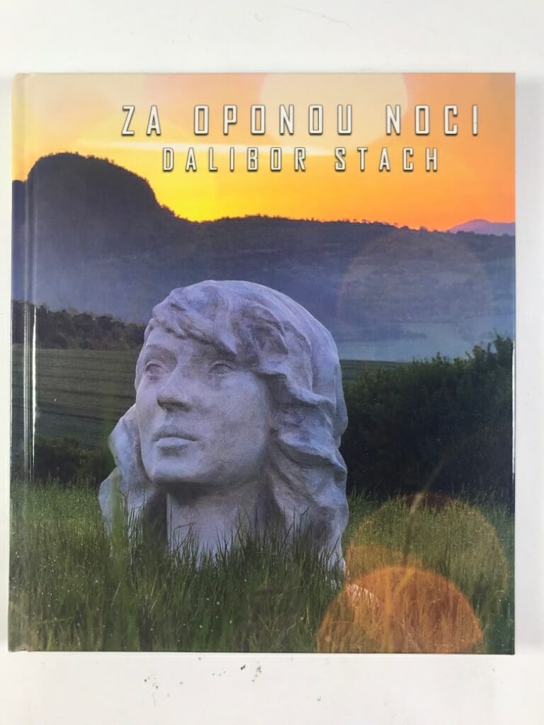 Levně Za oponou noci