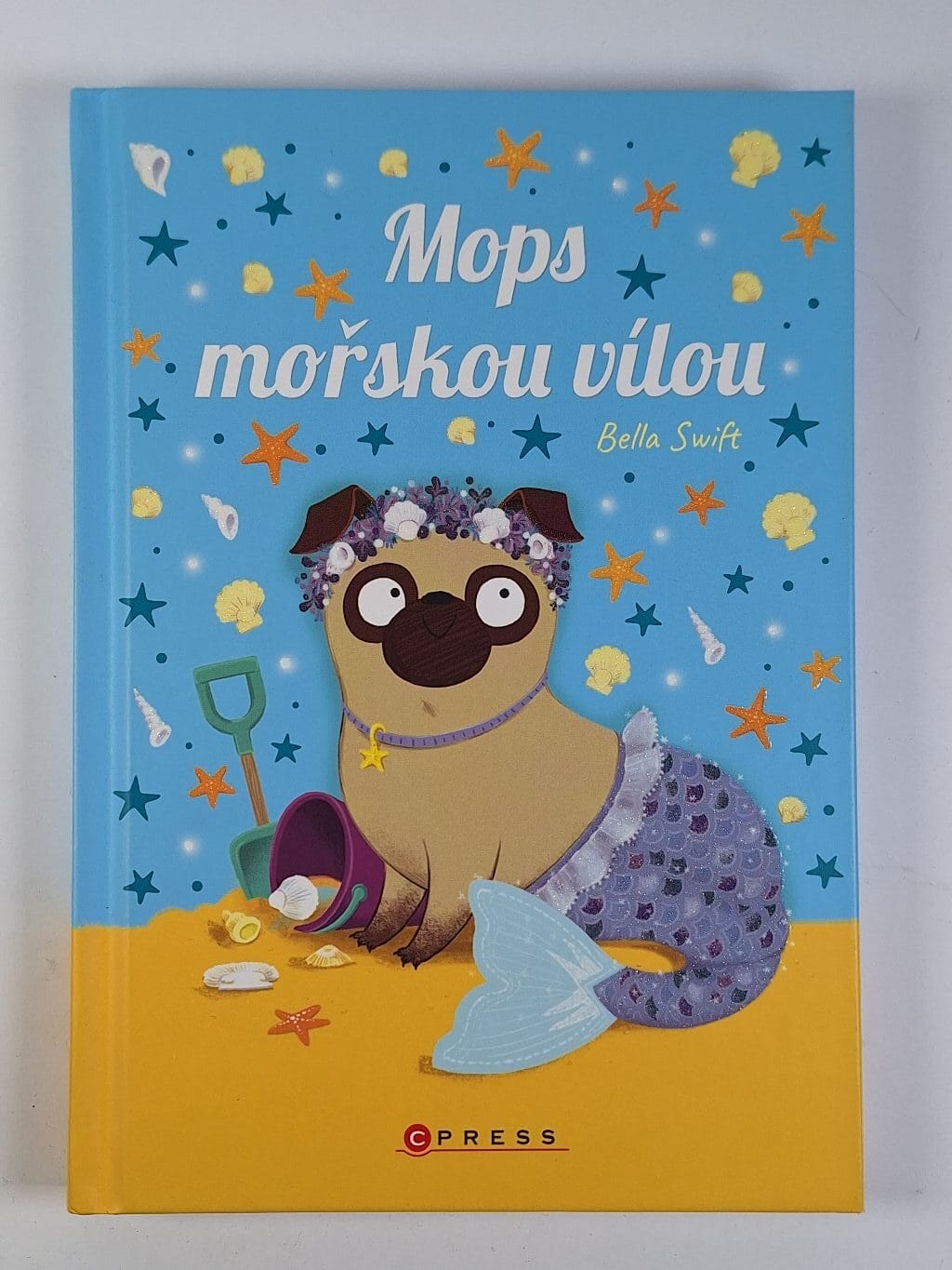 Mops mořskou vílou