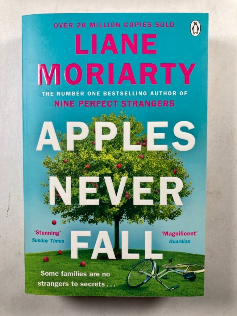 Levně Apples Never Fall Měkká