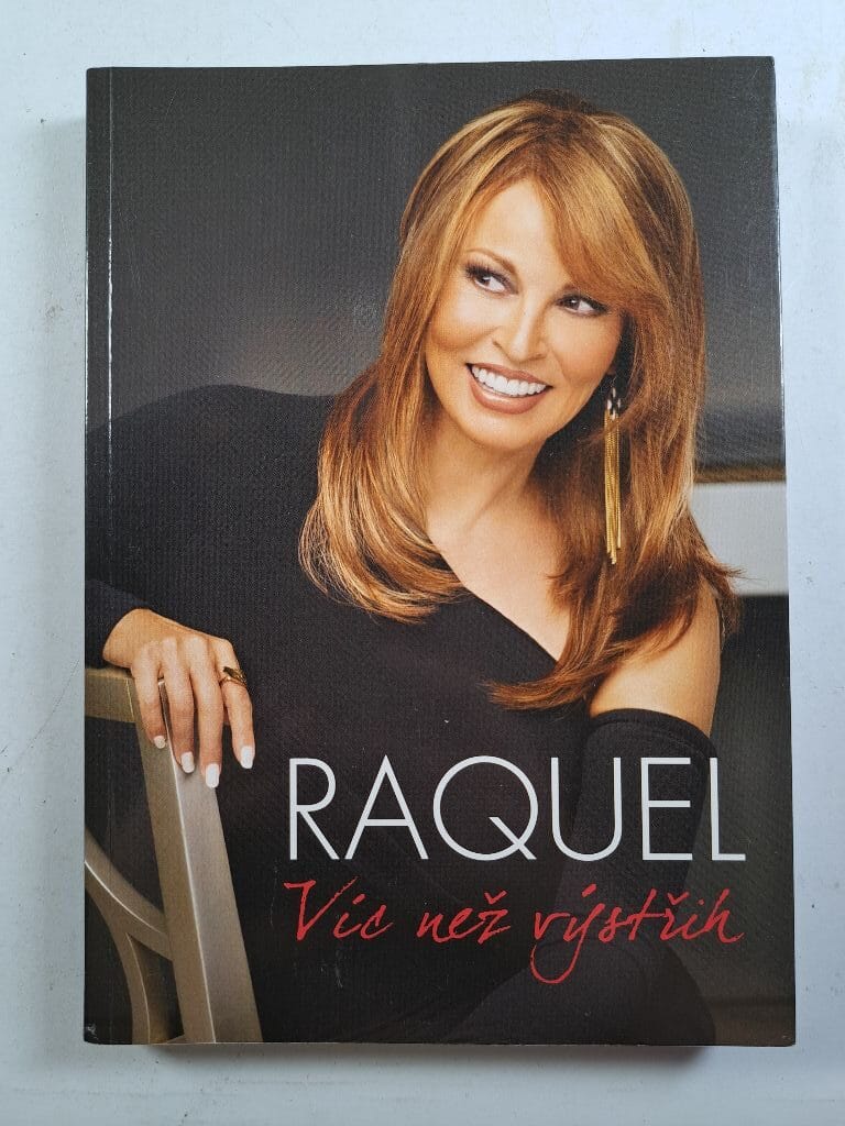 Raquel: Víc než výstřih