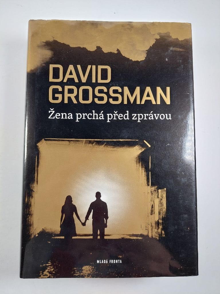 Žena prchá před zprávou