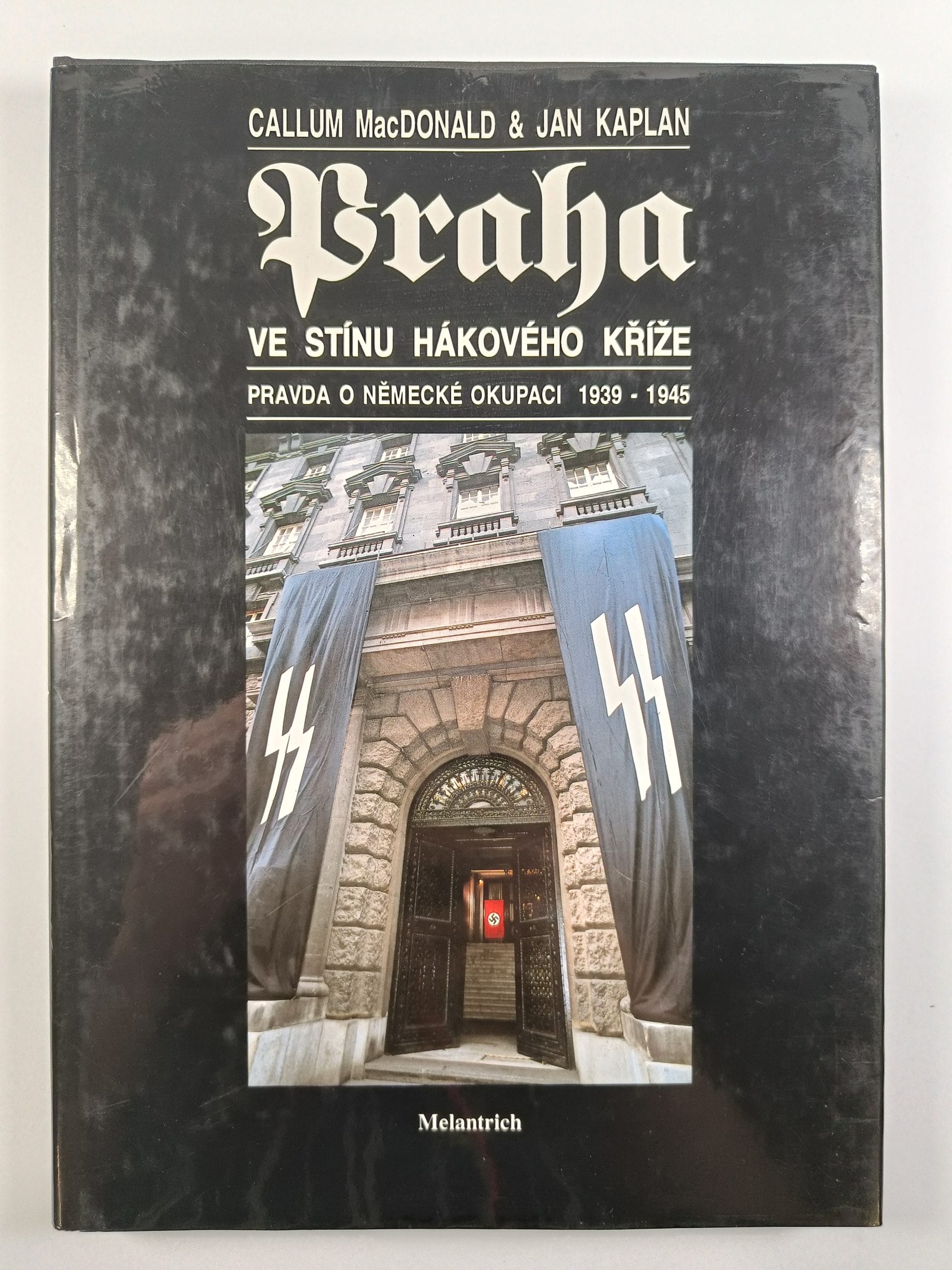 Levně Praha ve stínu hákového kříže: pravda o německé okupaci 1939-1945