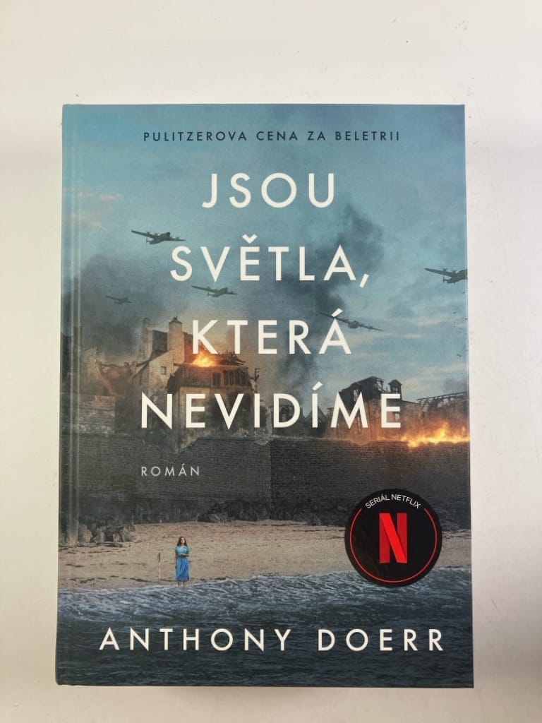 Levně Jsou světla, která nevidíme Pevná (2023)