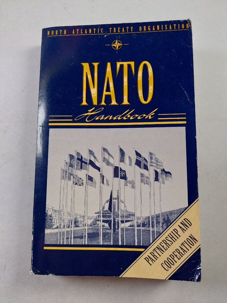 Levně NATO Handbook Měkká (1995)