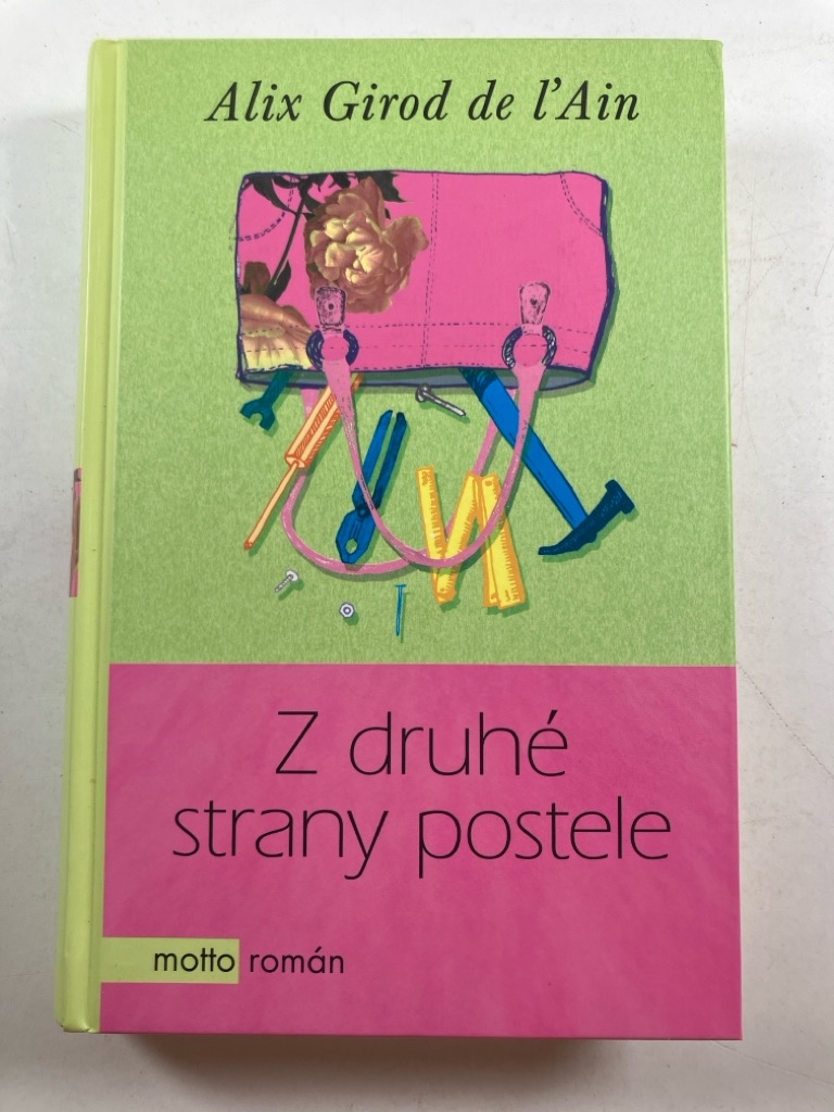 Z druhé strany postele