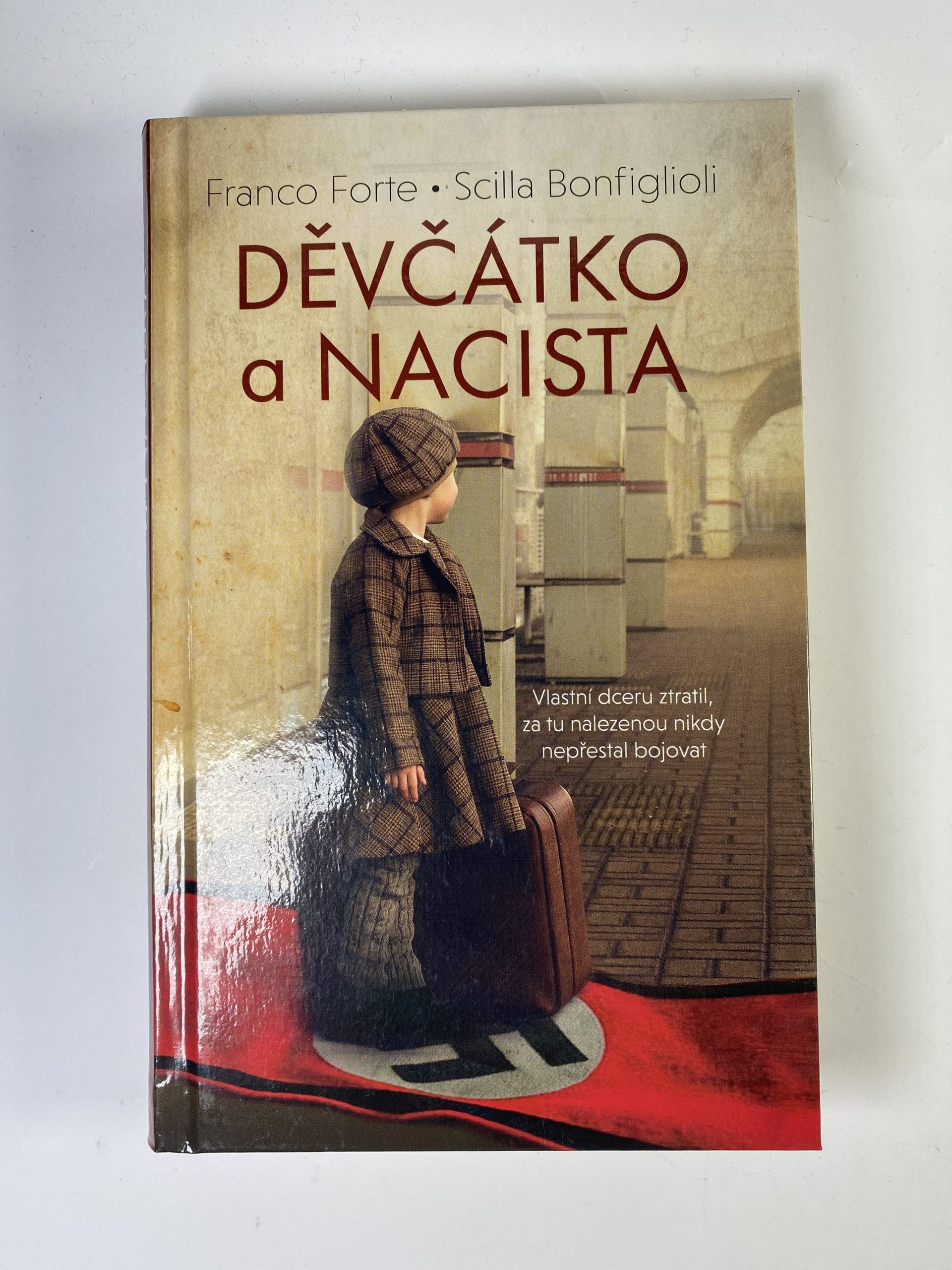 Levně Děvčátko a nacista Pevná