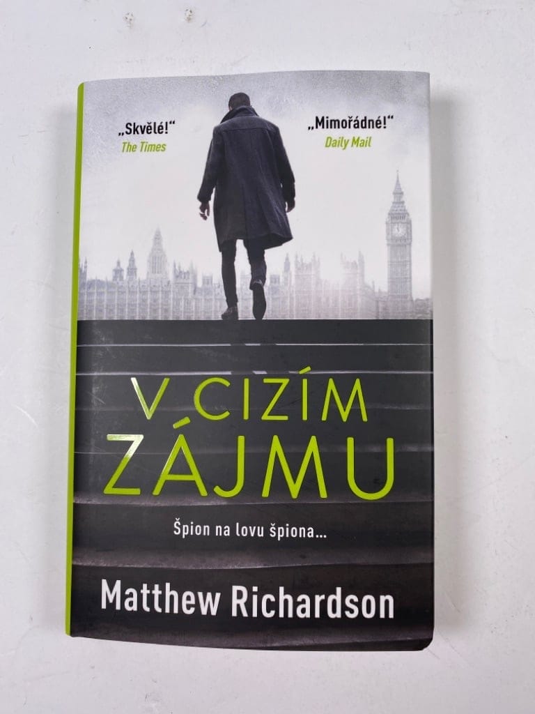 Levně V cizím zájmu Pevná