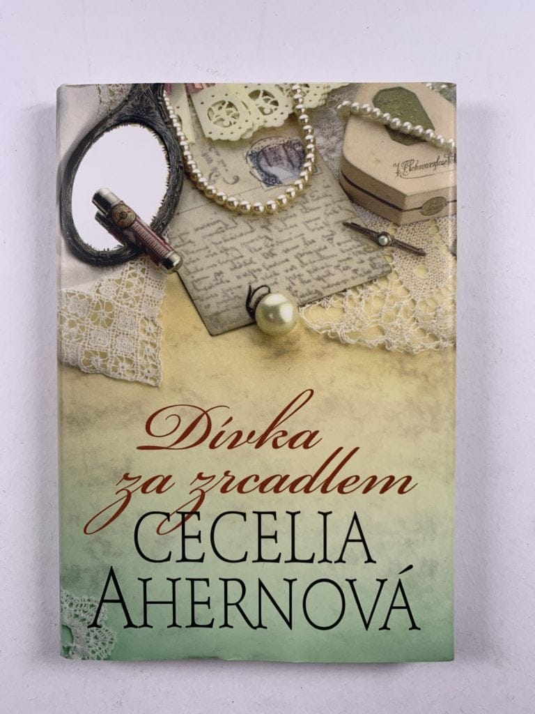 Levně Dívka za zrcadlem Pevná (2012)