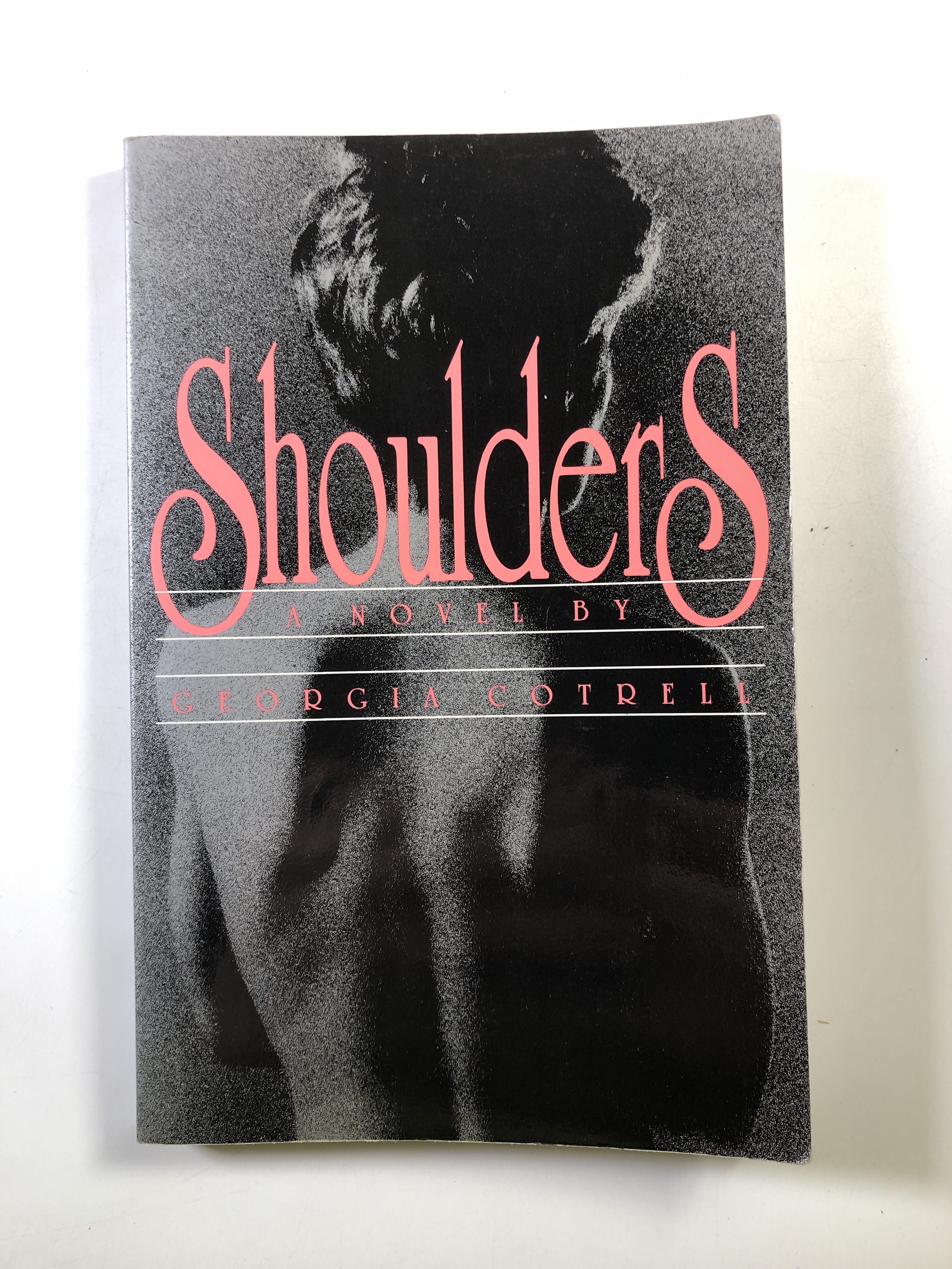 Levně Shoulders