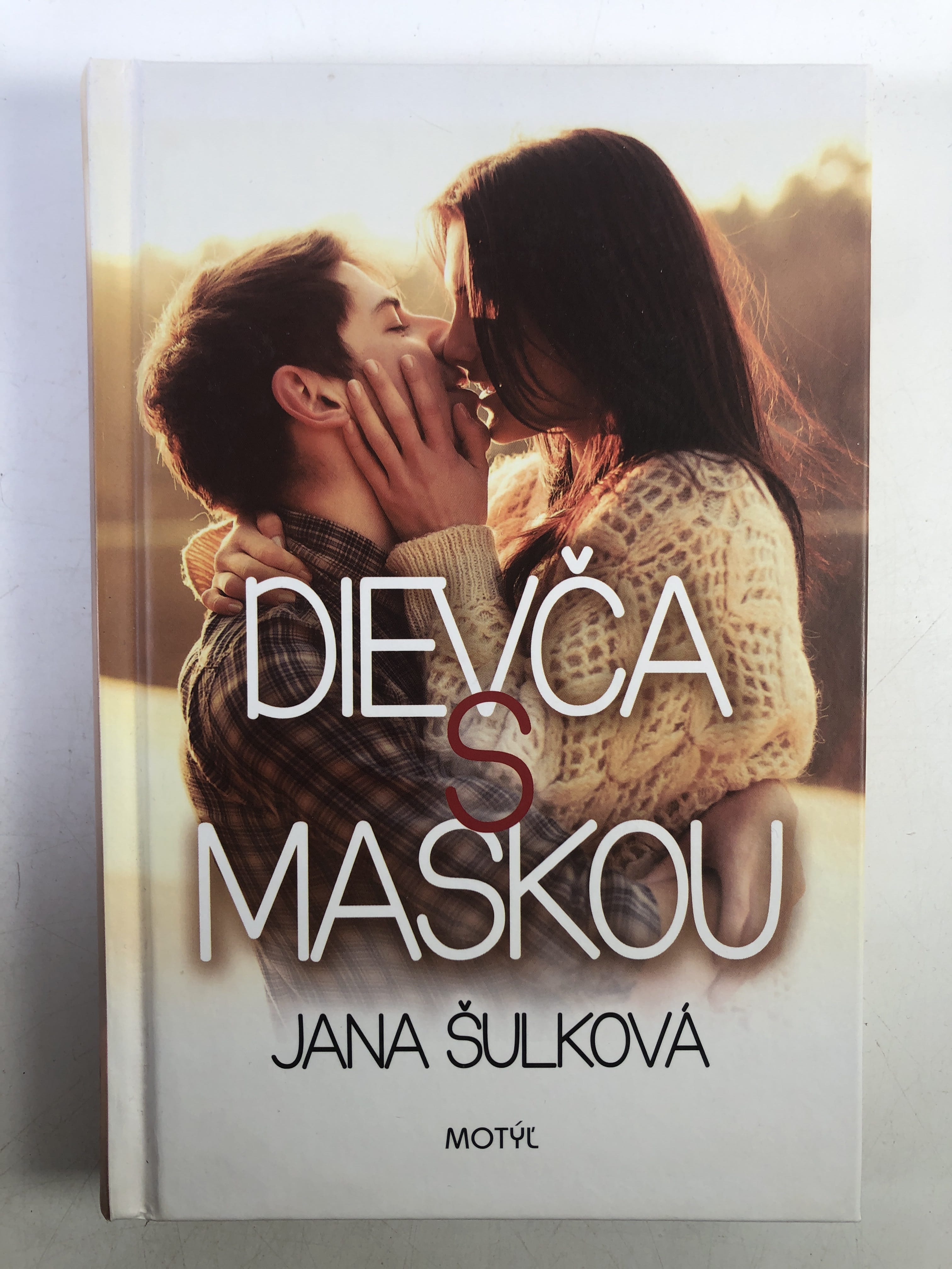 Dievča s maskou