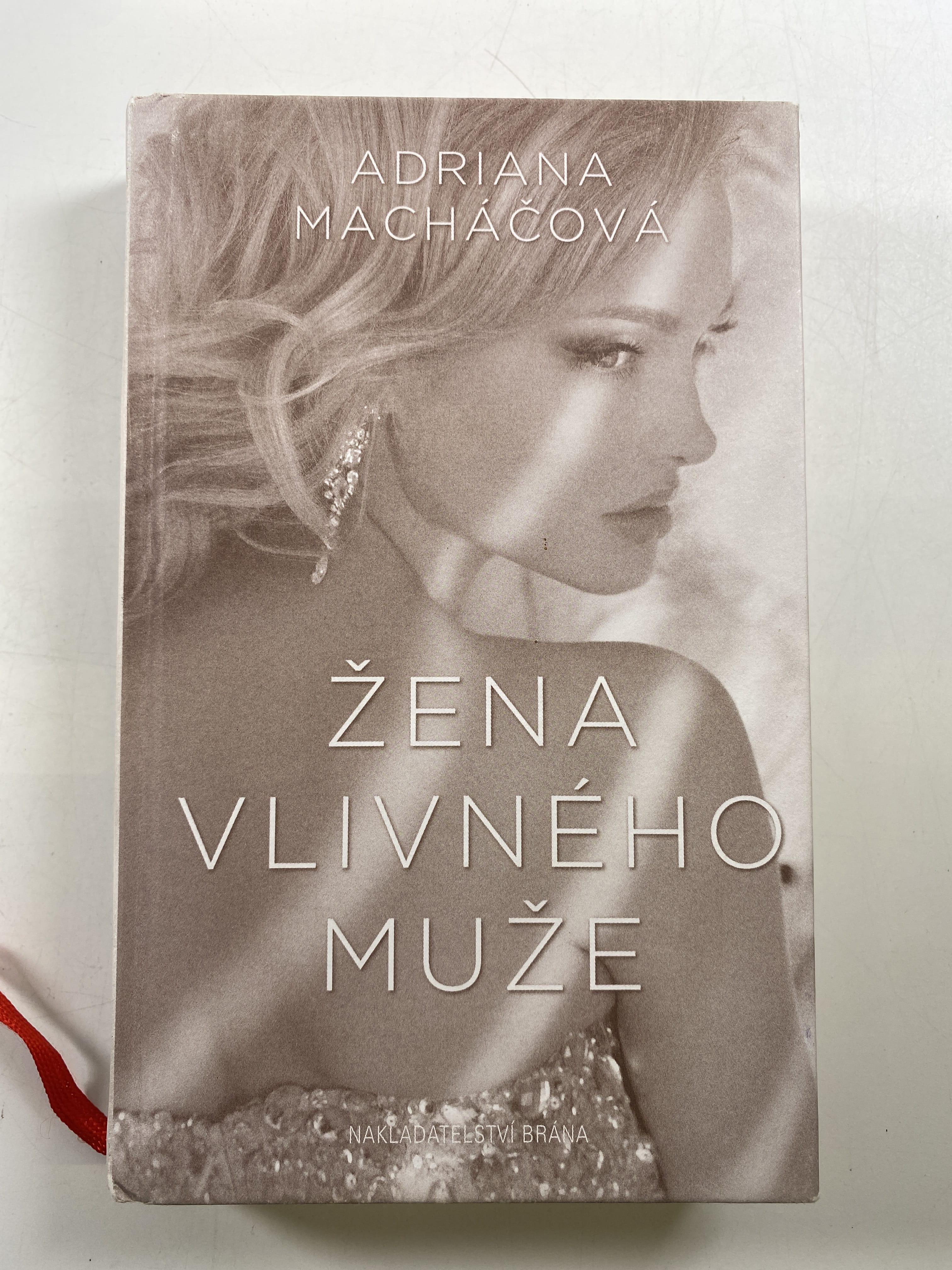 Žena vlivného muže Pevná (2015 - bez obalu)