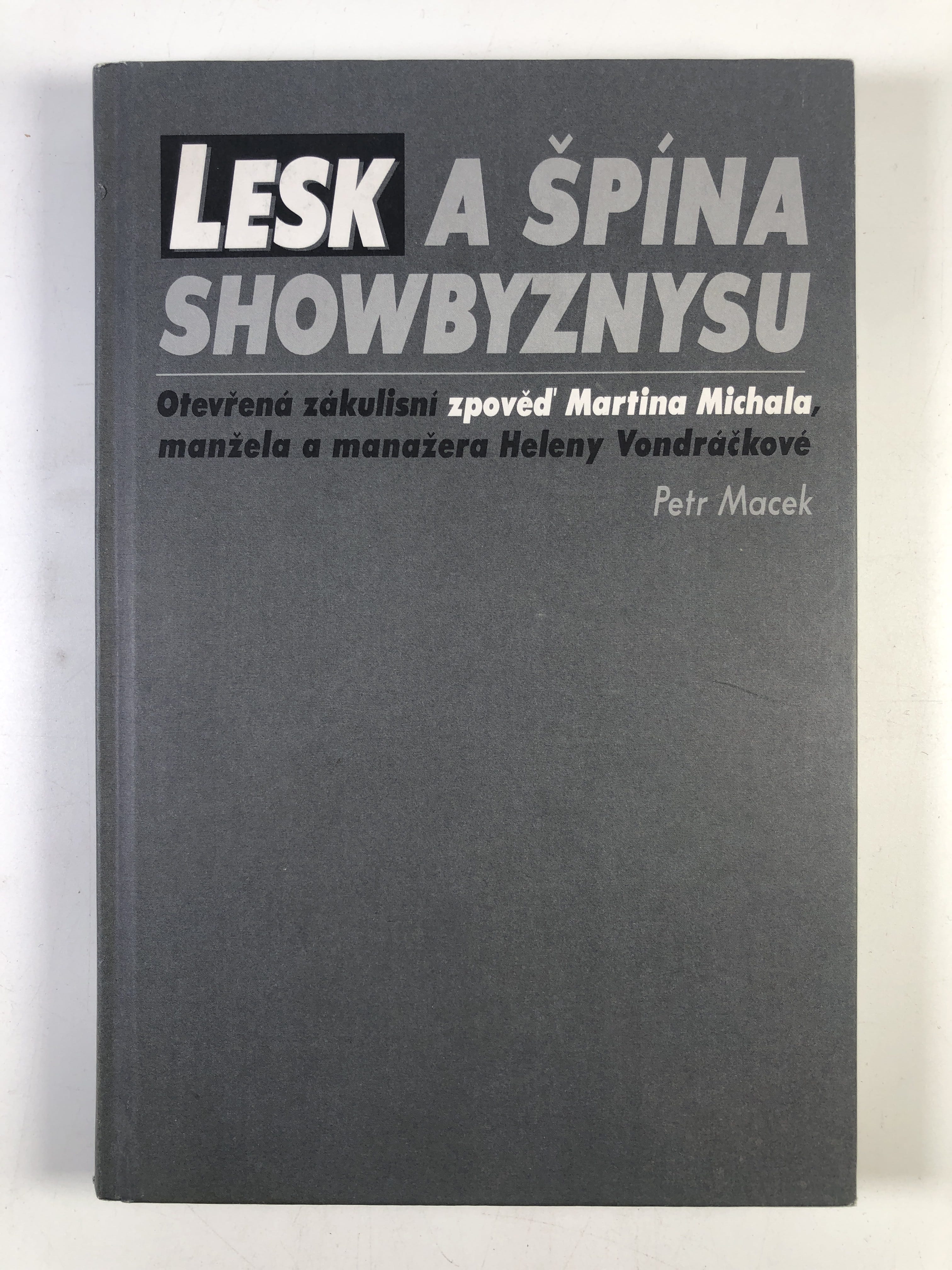 Lesk a špína showbyznysu Bez obálky