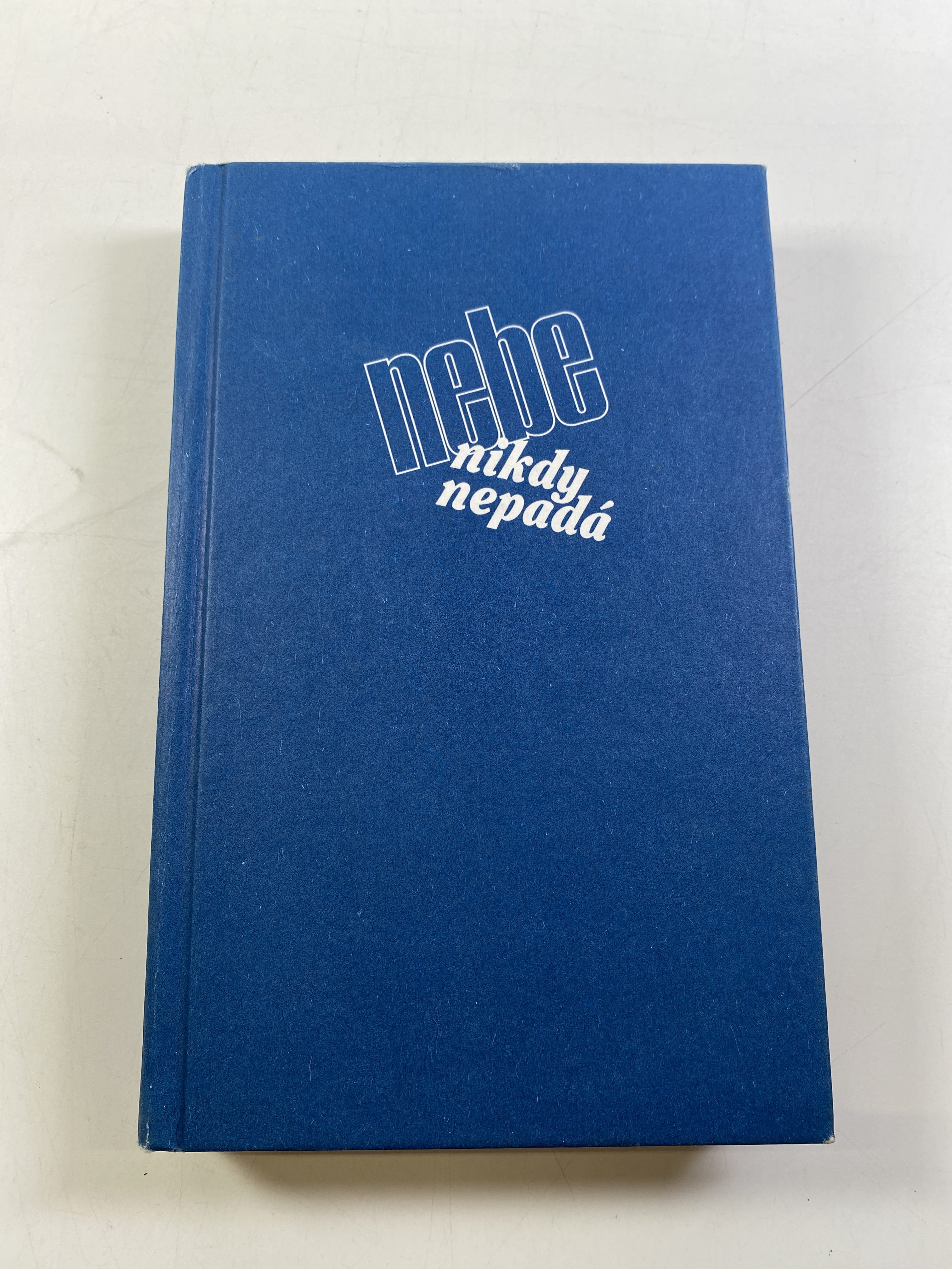 Nebe nikdy nepadá Pevná (1996 - bez obalu)