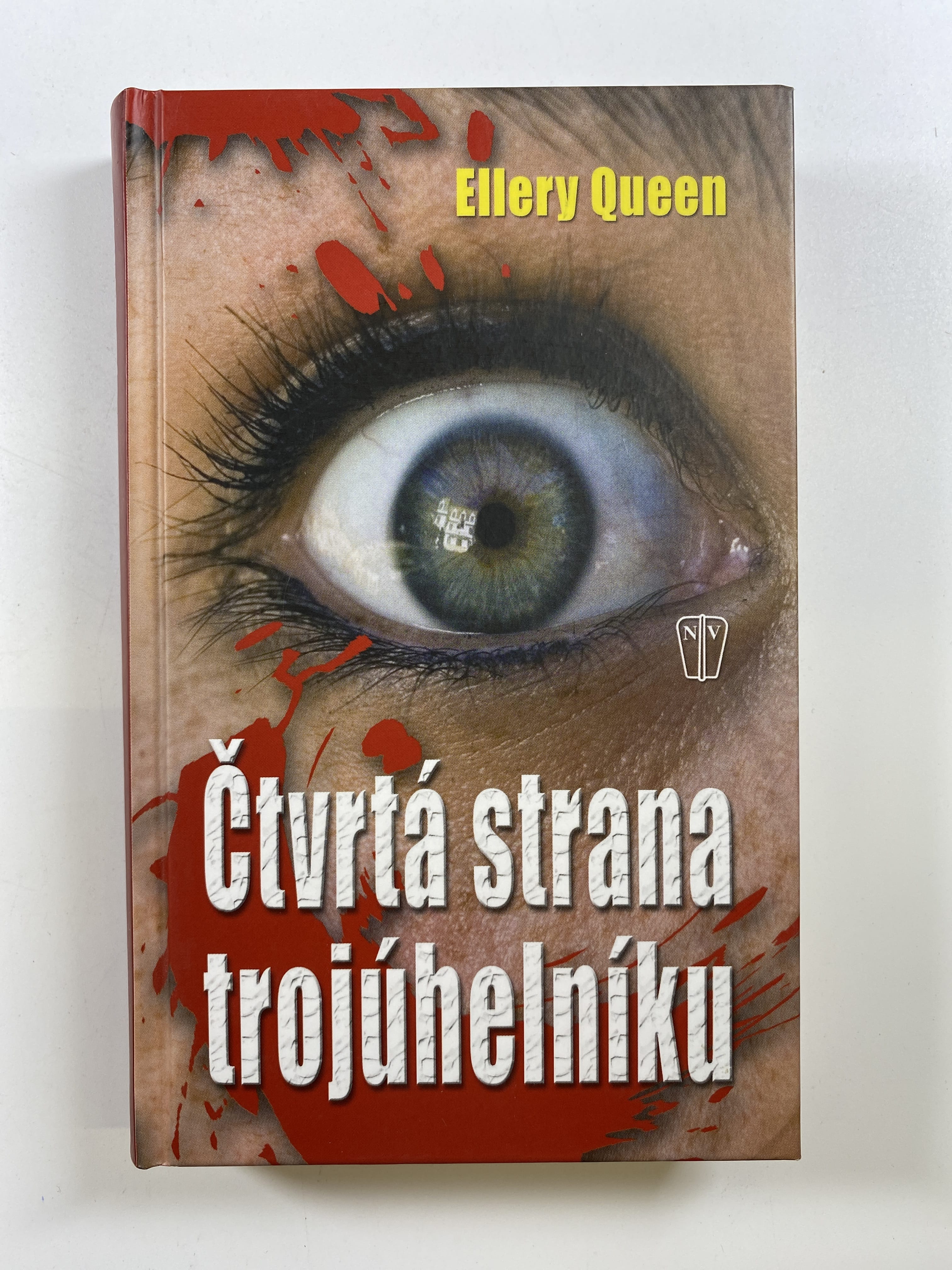Levně Queen: Čtvrtá strana trojúhelníku (1) Pevná (2013)