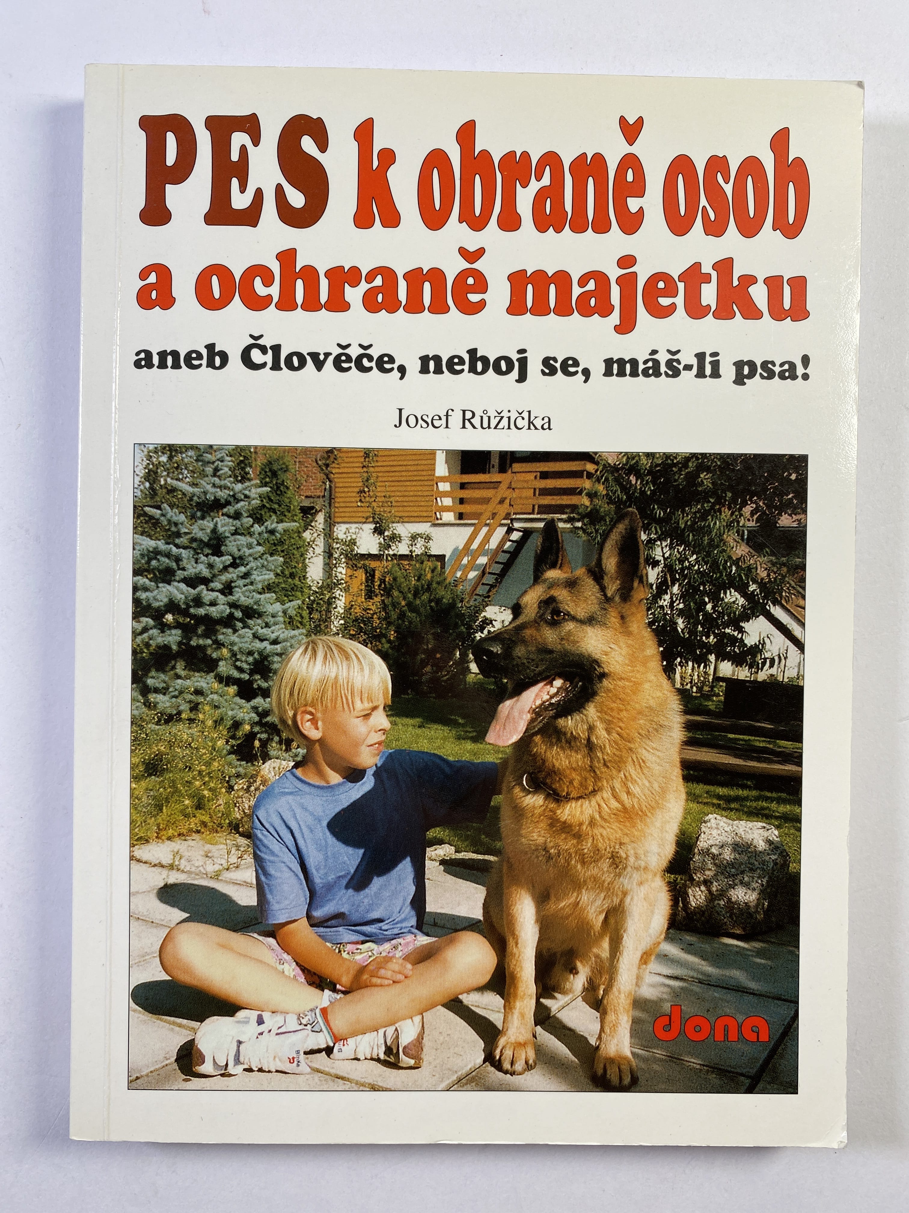 Levně Pes k obraně osob a ochraně majetku, aneb, Člověče, neboj se, máš-li psa!: rady pro profesionály i včechny majitele psů služebních i neslužebních plemen, jak se nebát o majetek a svoji bezpečnost