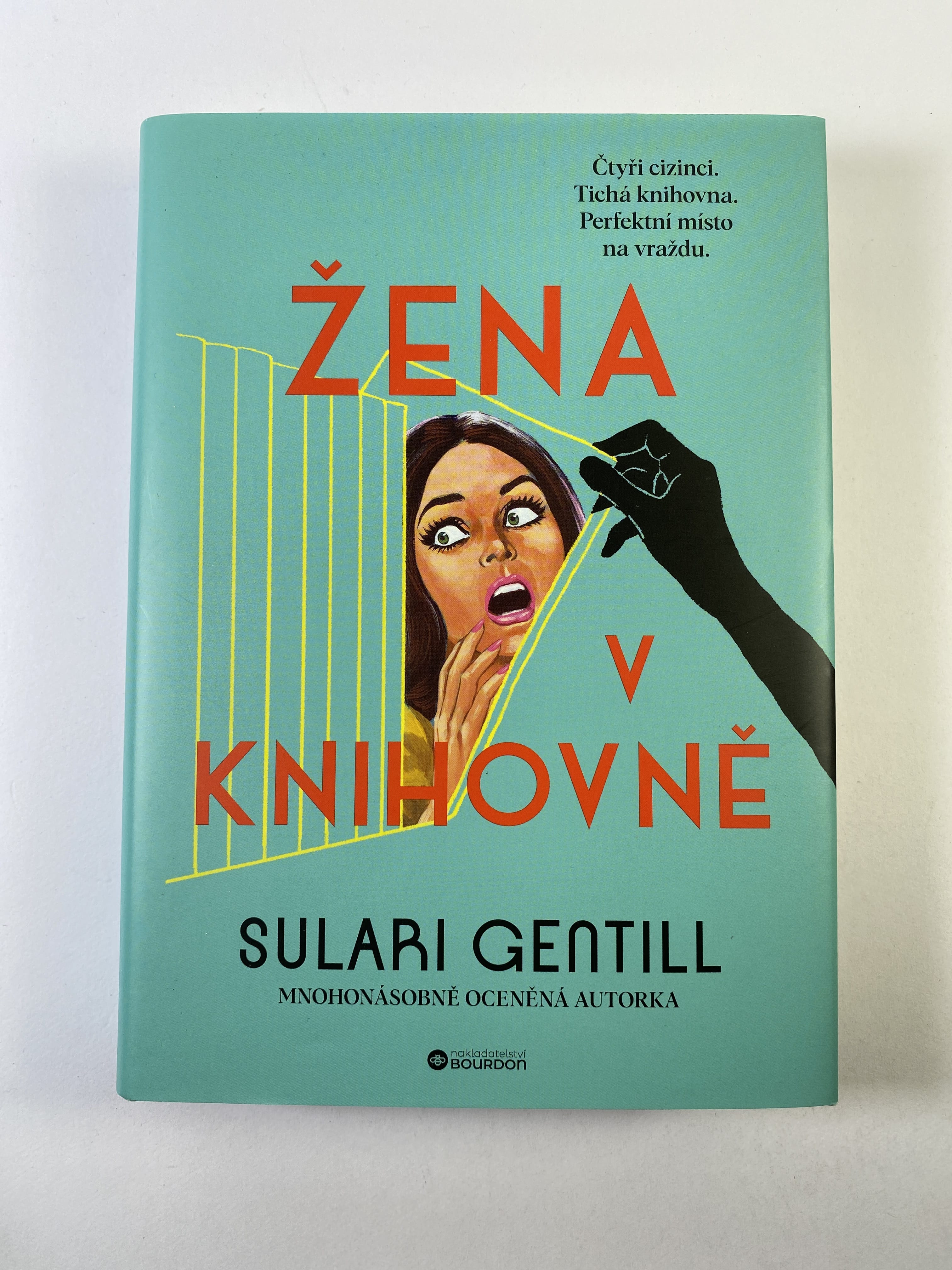 Žena v knihovně