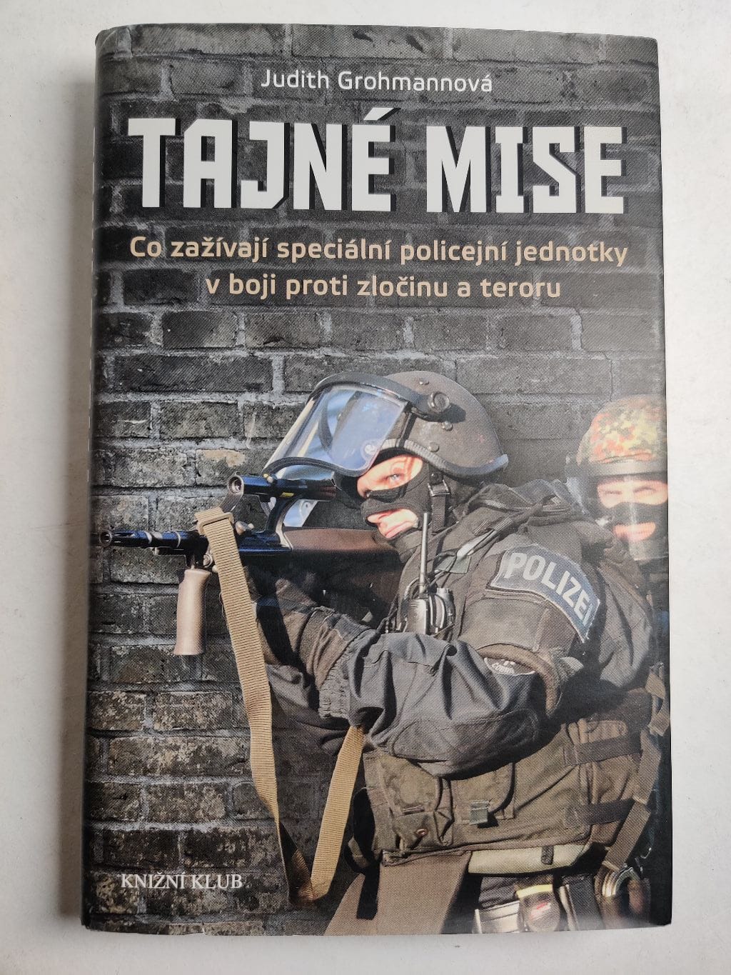 Levně Tajné mise - Co zažívají speciální policejní jednotky v boji proti zločinu a teroru Pevná (2017)