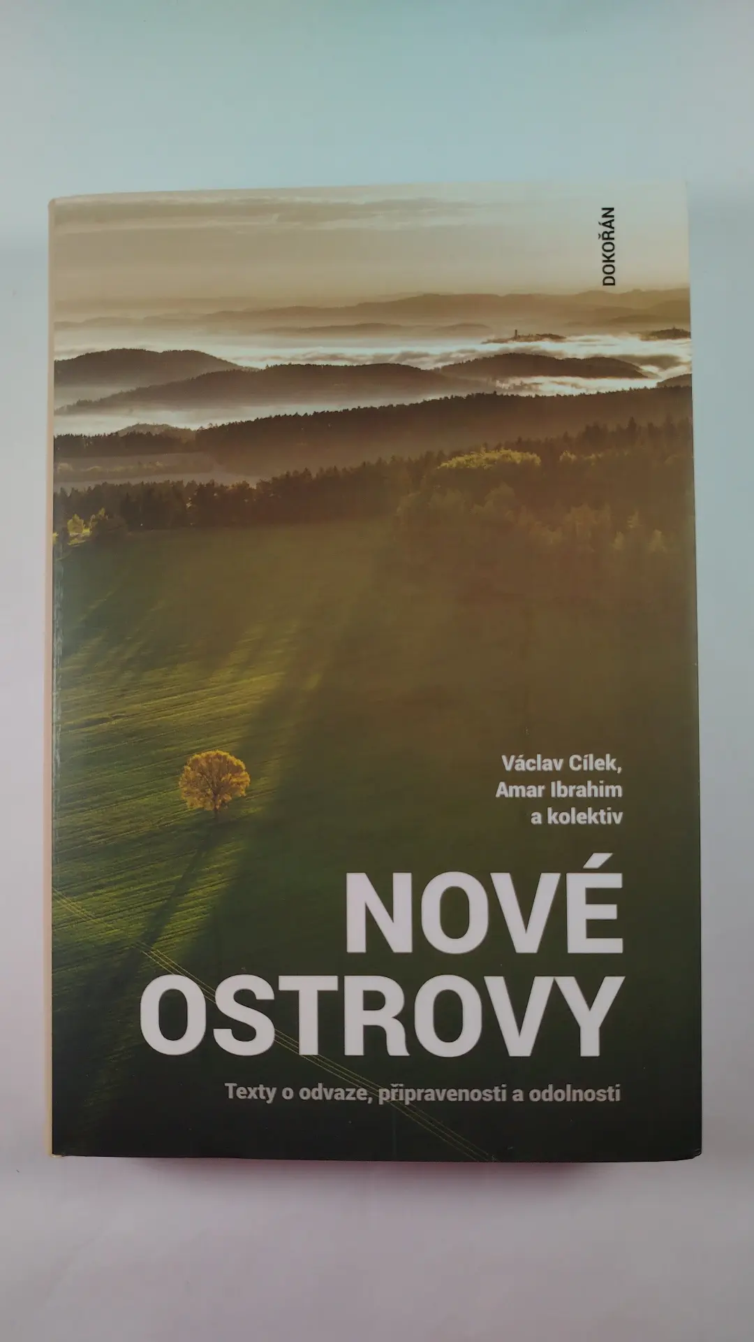 Levně Nové ostrovy: Texty o odvaze, připravenosti a odolnosti Pevná (2024)