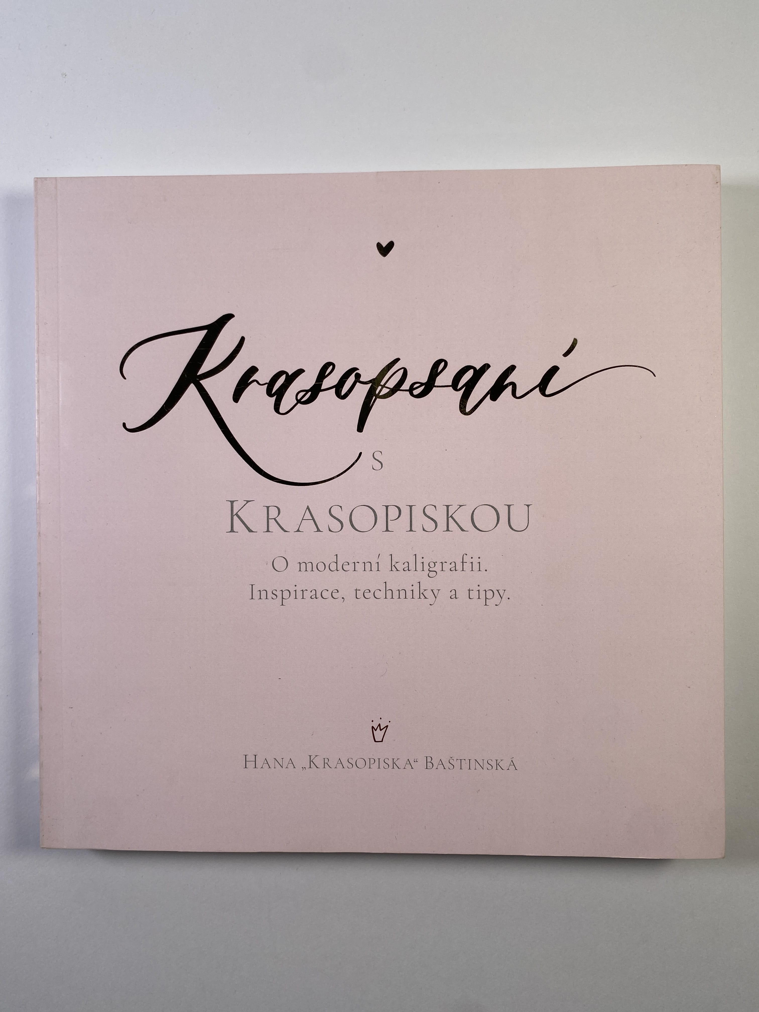 Levně Krasopsaní s krasopiskou: O moderní kaligrafii, inspirace, techniky a tipy.