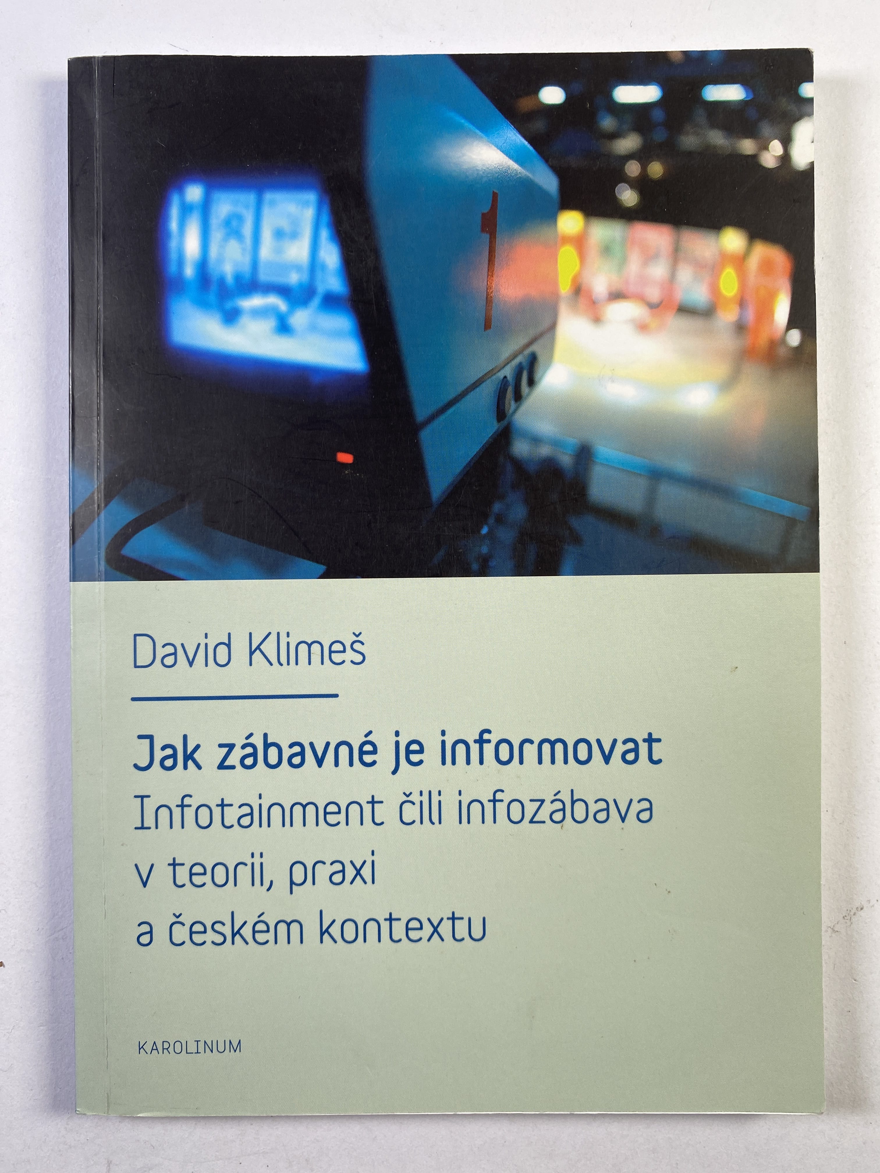 Levně Jak zábavné je informovat: Infotainment čili infozábava v teorii, praxi a českém kontextu
