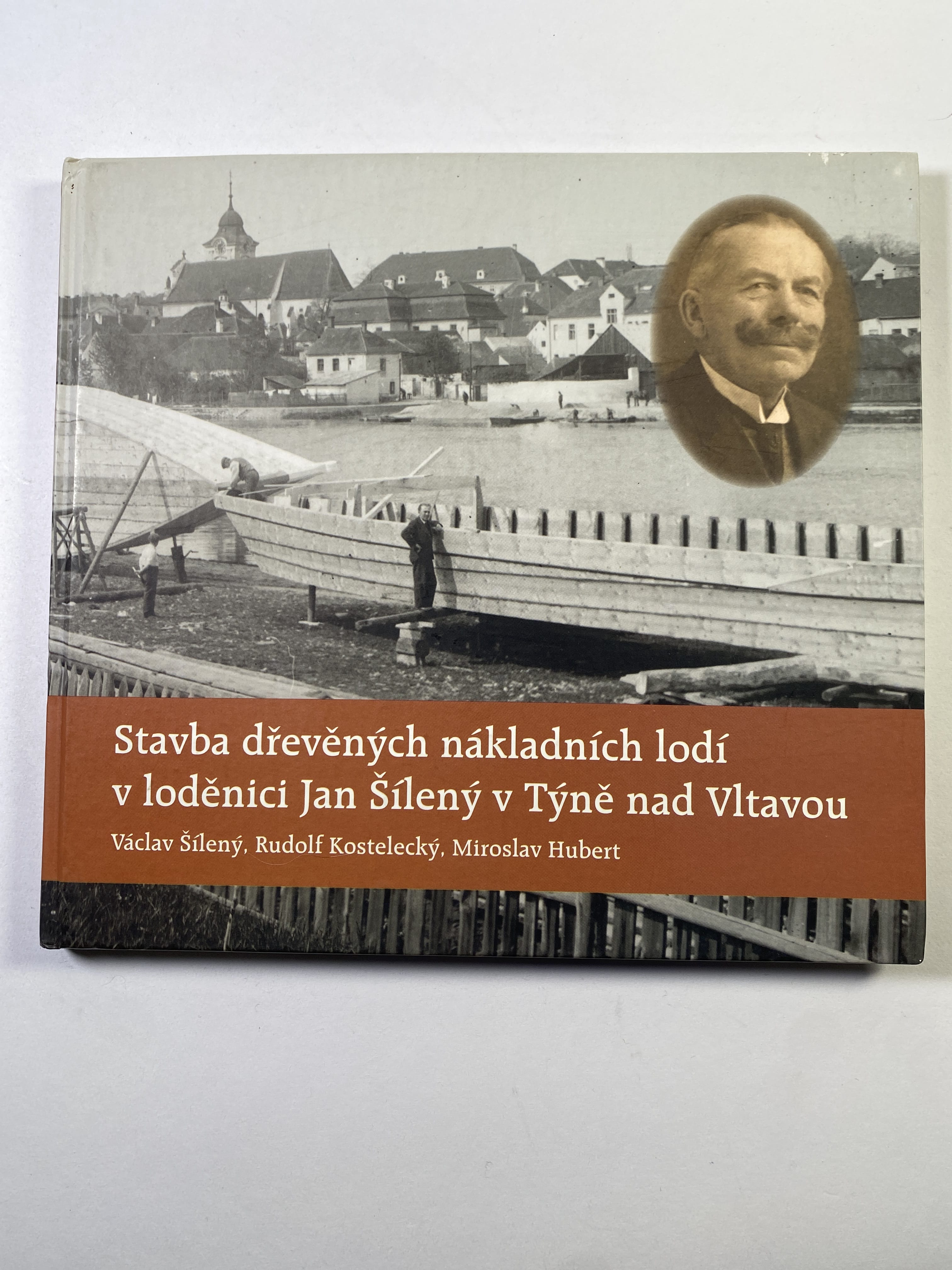 Levně Stavba dřevěných nákladních lodív loděnici Jan Šílený v Týně nad Vltavou