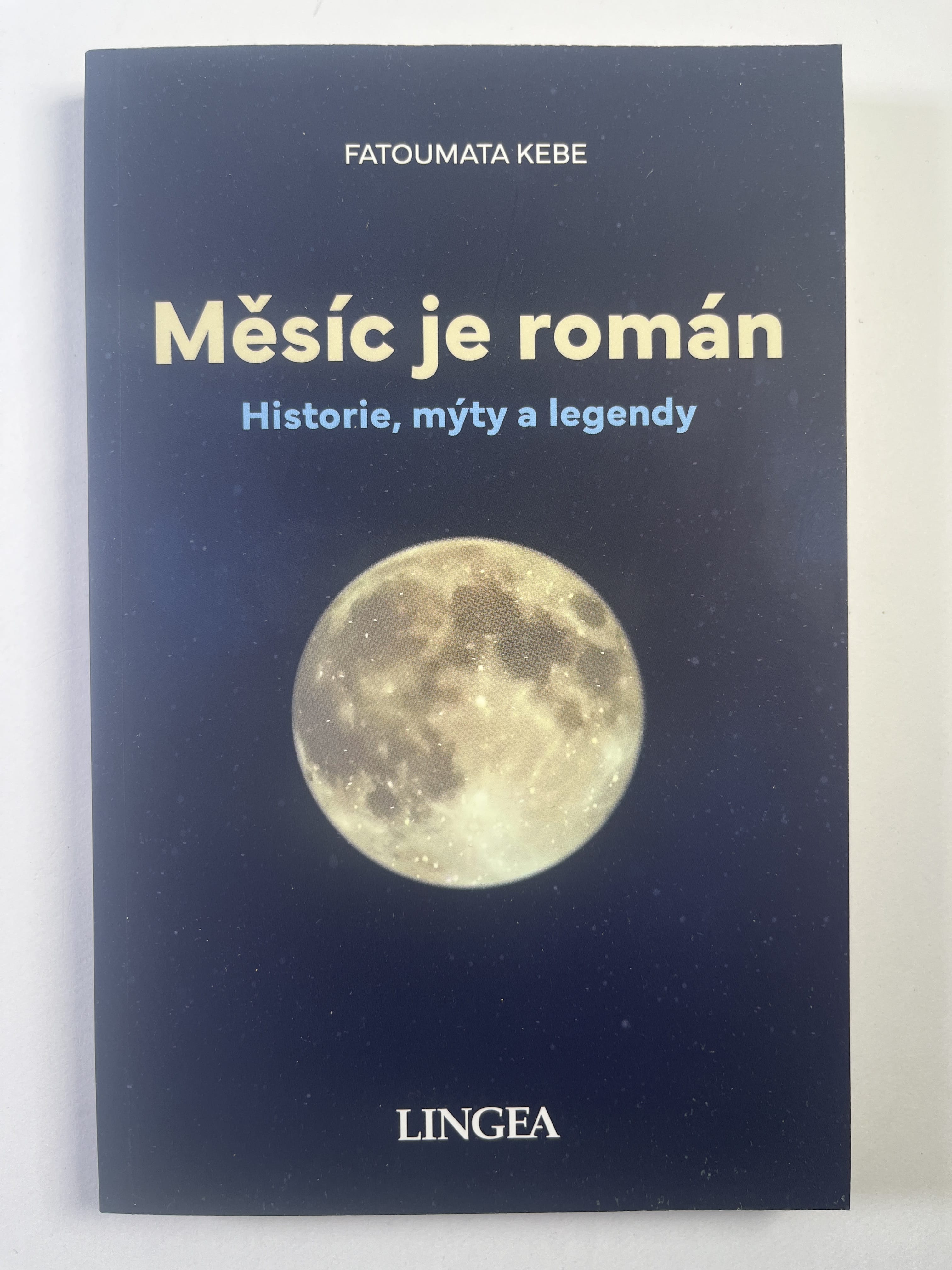 Levně Měsíc je román