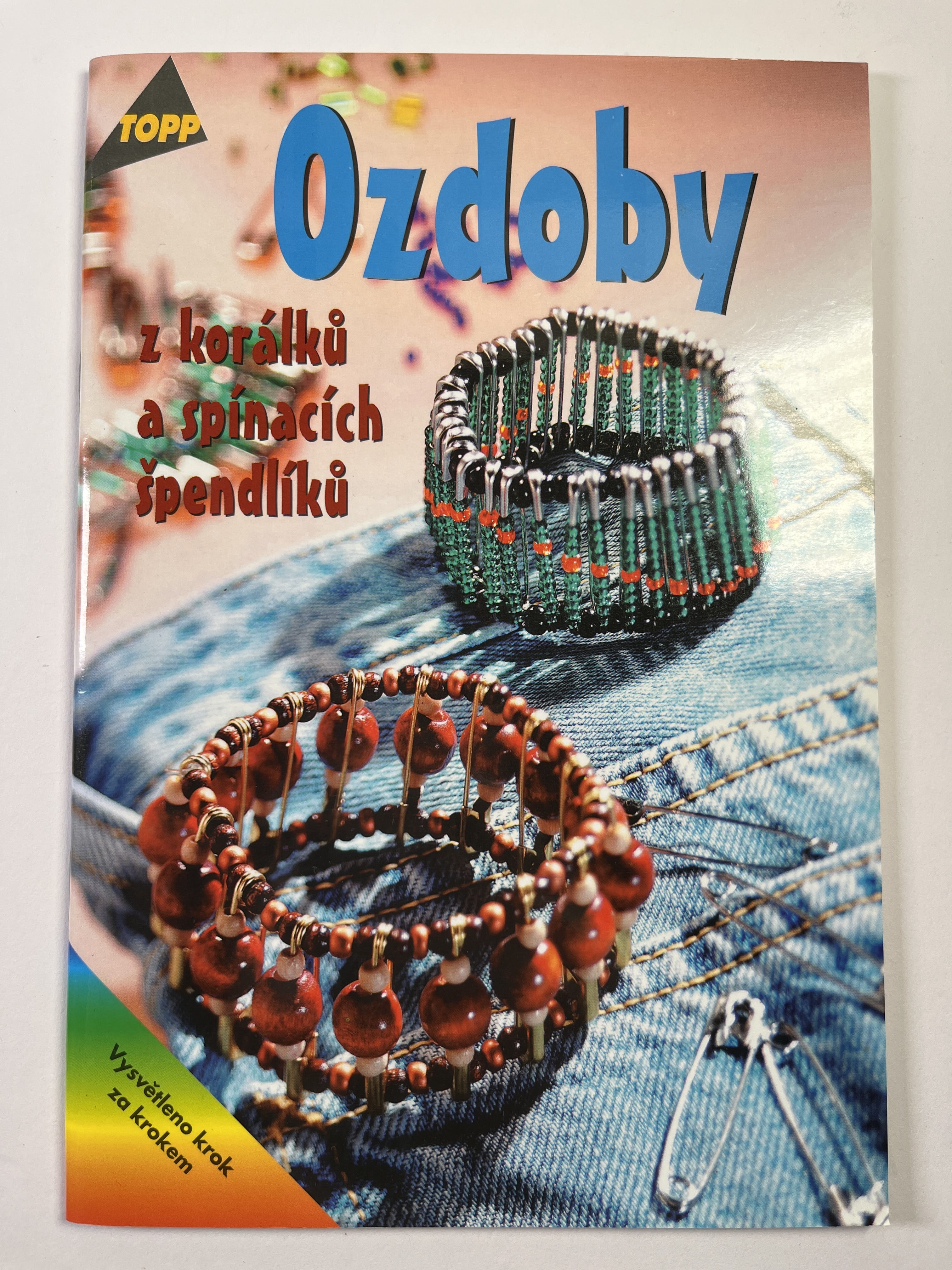 Levně Ozdoby z korálků a spínacích špendlíků