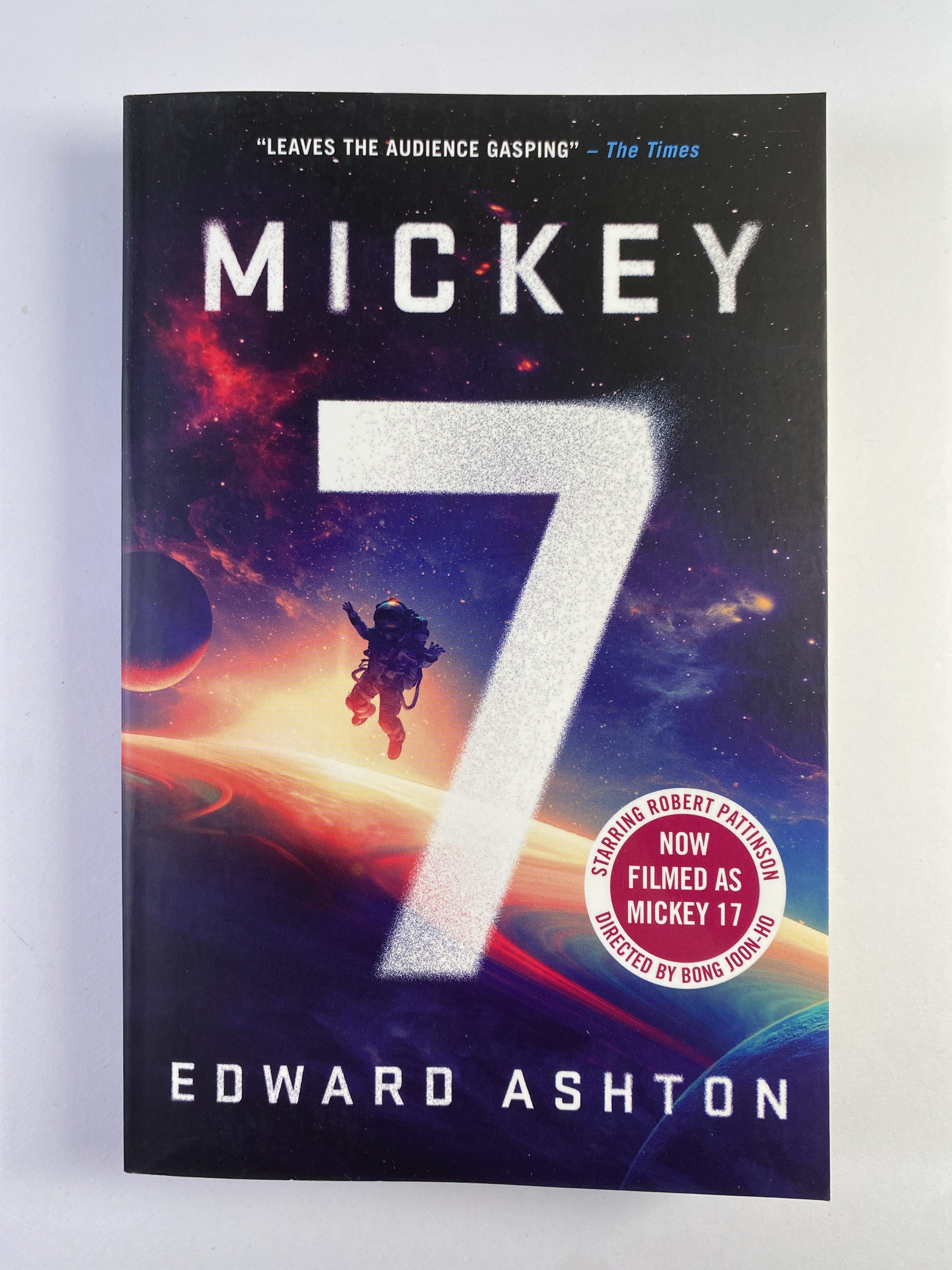 Levně Mickey7 Měkká (2022)