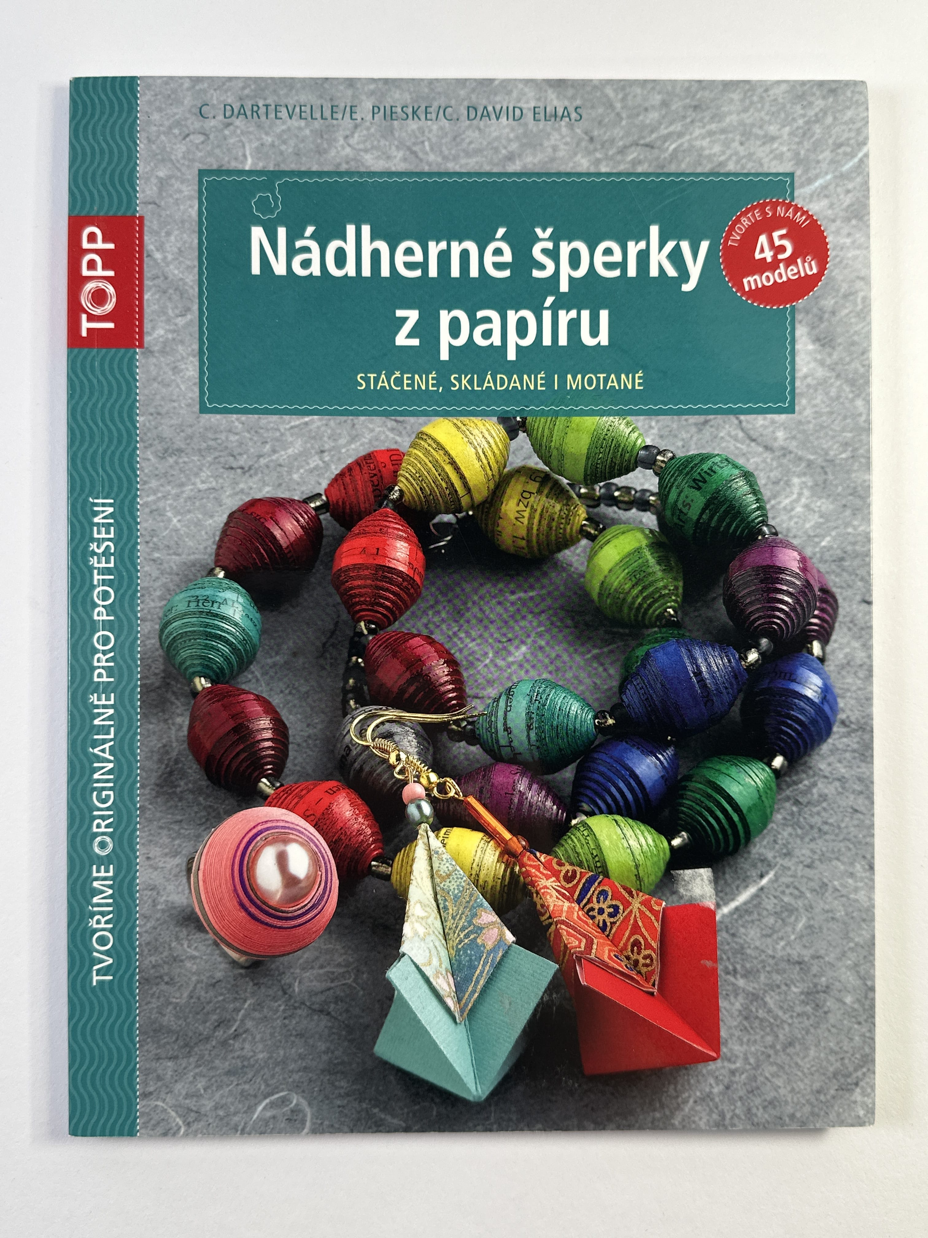 Levně Nádherné šperky z papíru