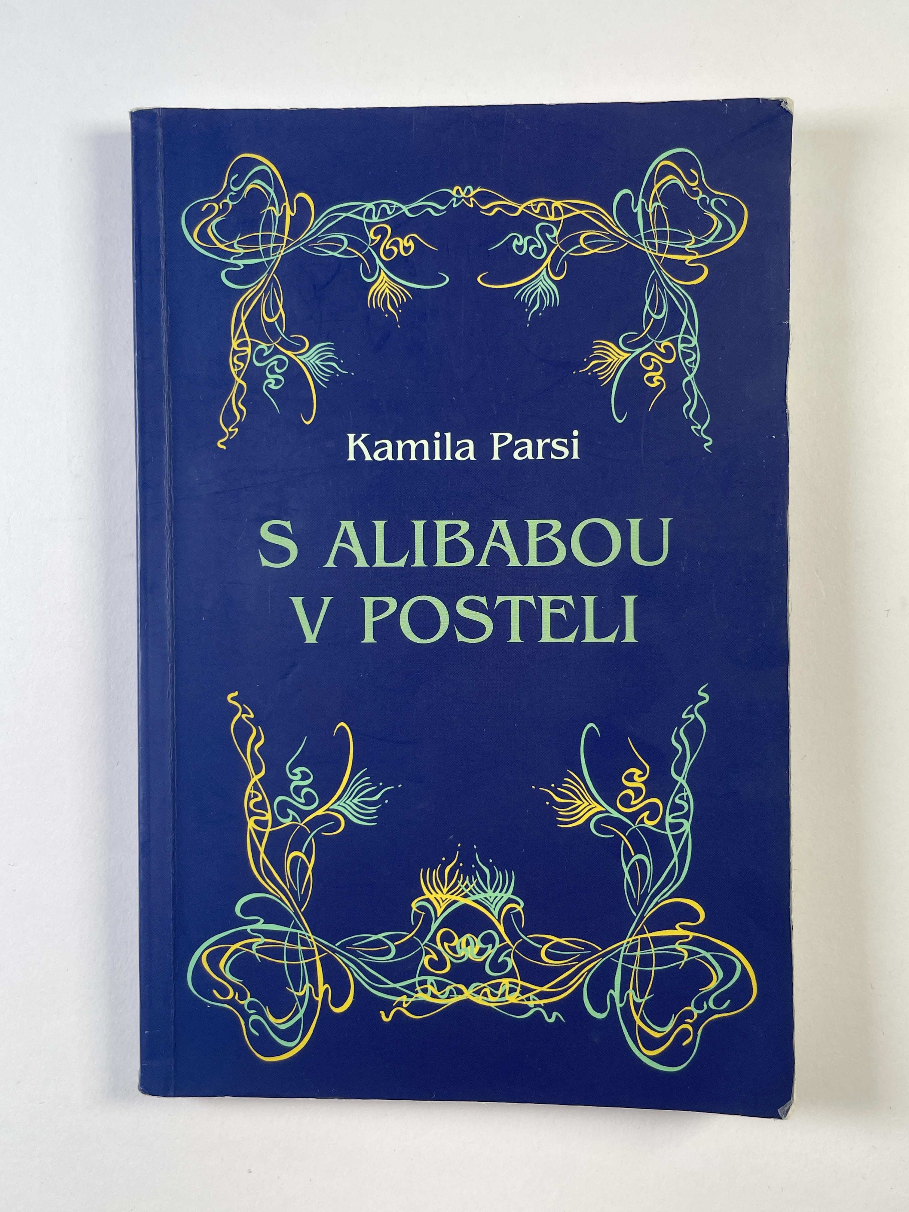 S Alibabou v posteli